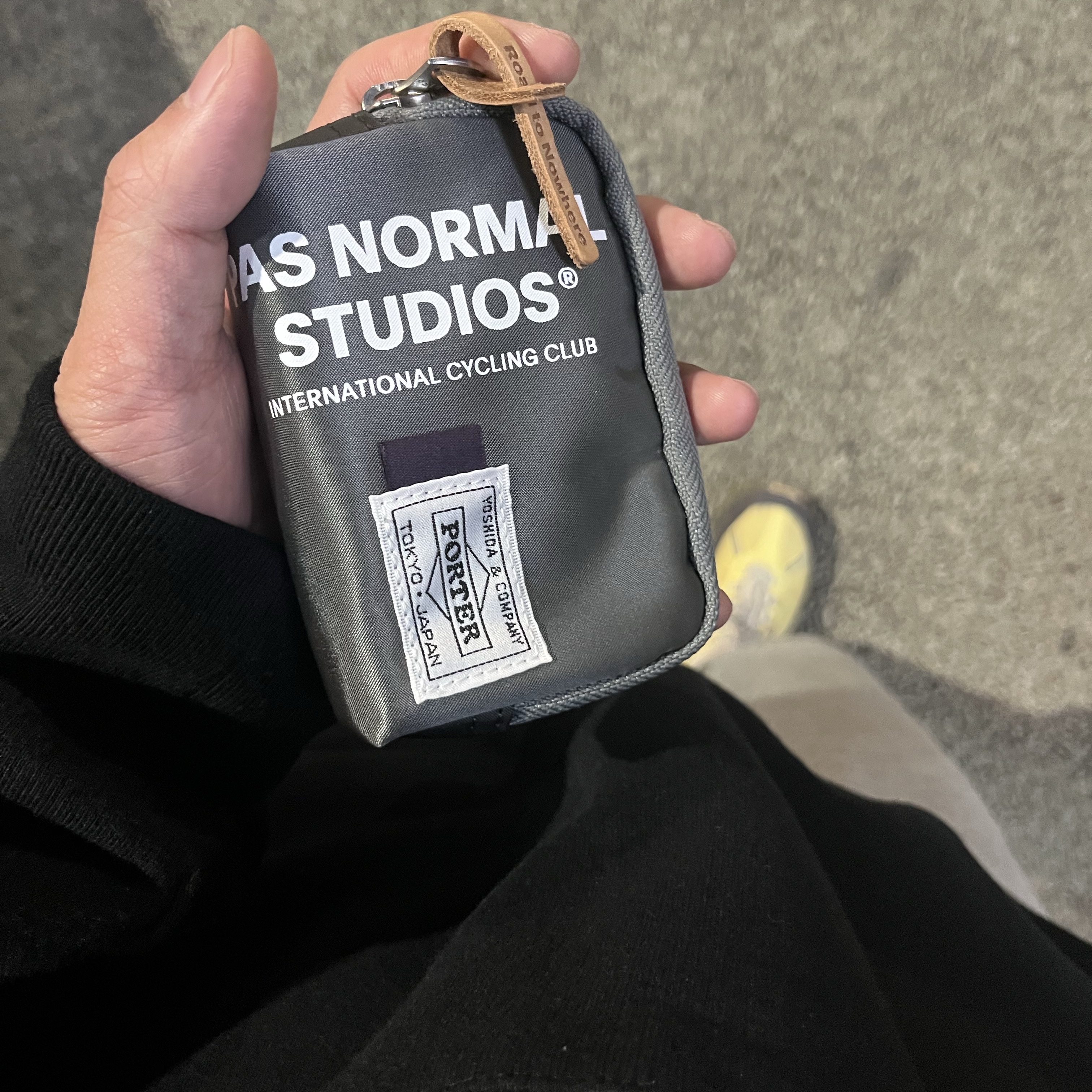 Porter x Pas Normal Studios Coincase Grey 착용 스타일