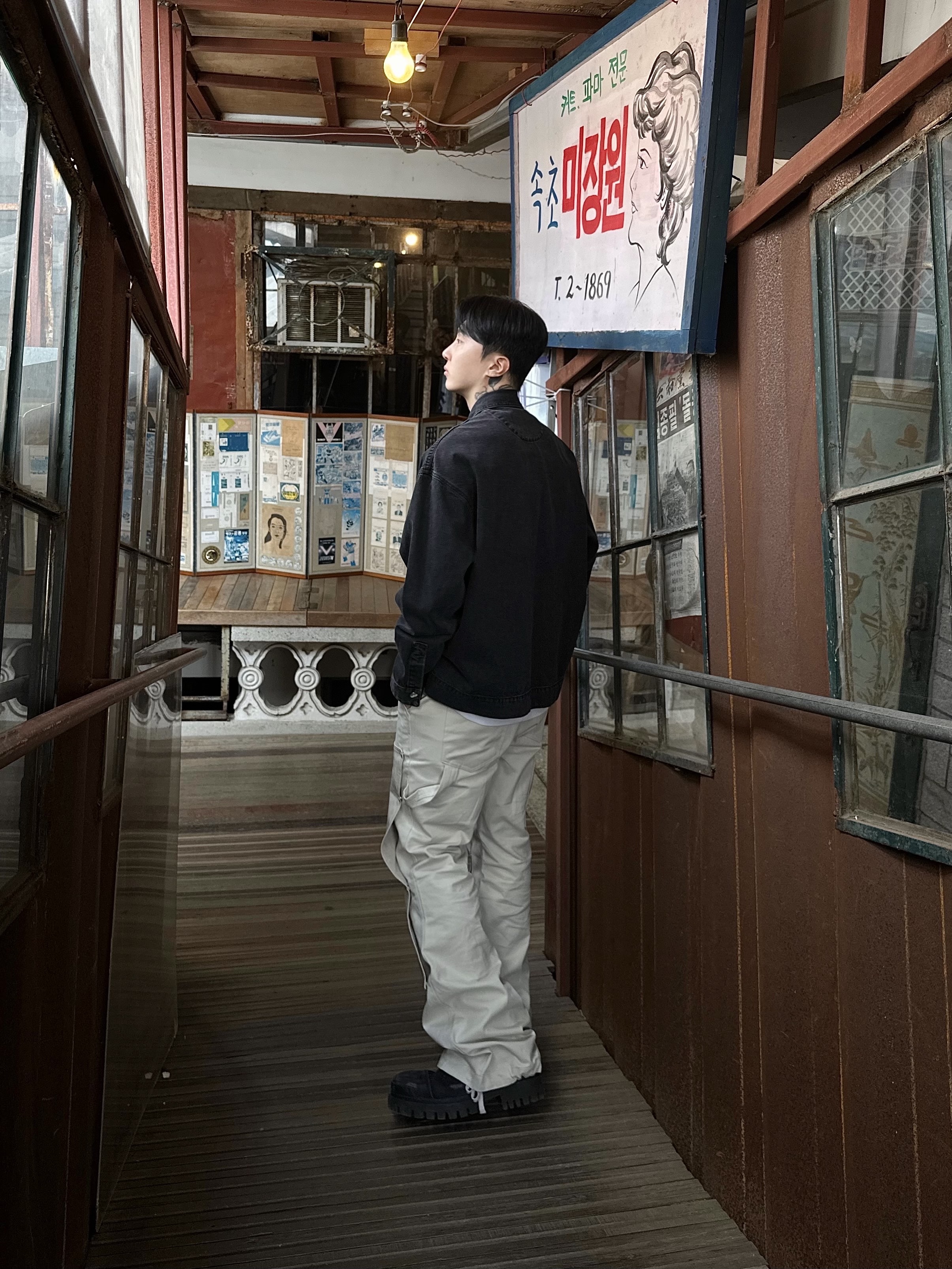 Balenciaga Combat Strike 20mm Boots Black, Jacquemus La Chemise De Nimes Boxy Denim Shirt Black 착용 스타일 - 2