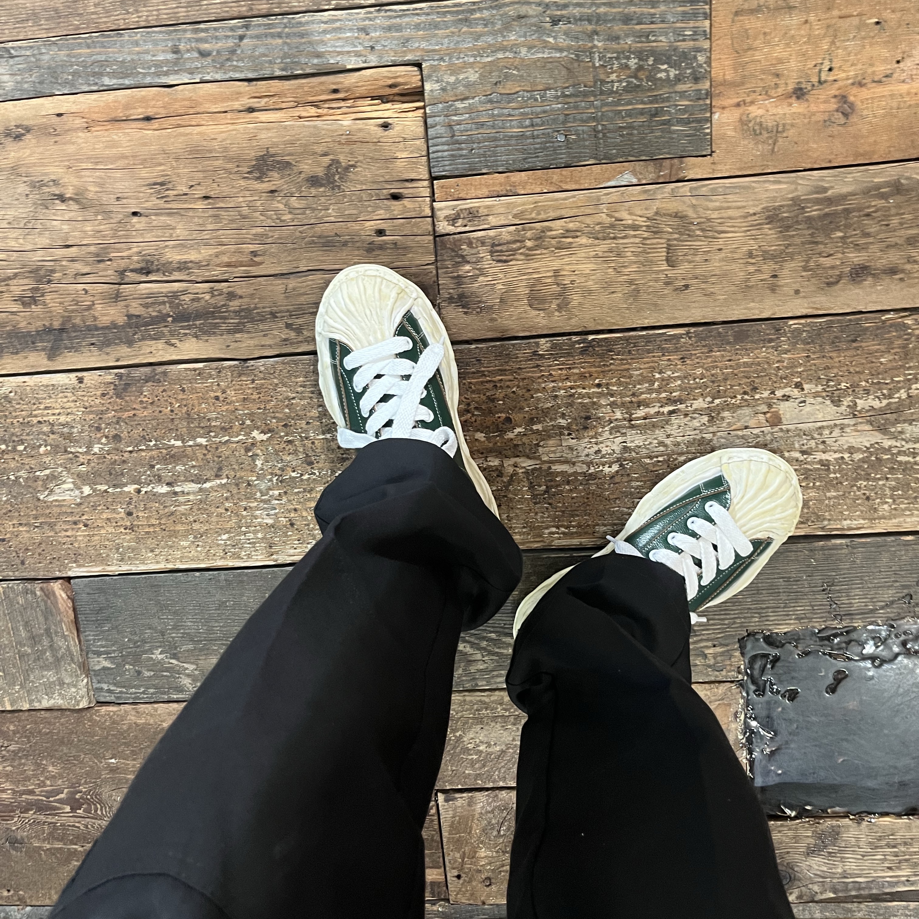 Maison Mihara Yasuhiro Blakey OG Sole Wrinkled Leather Low-top Sneakers Black 착용 스타일 - 3