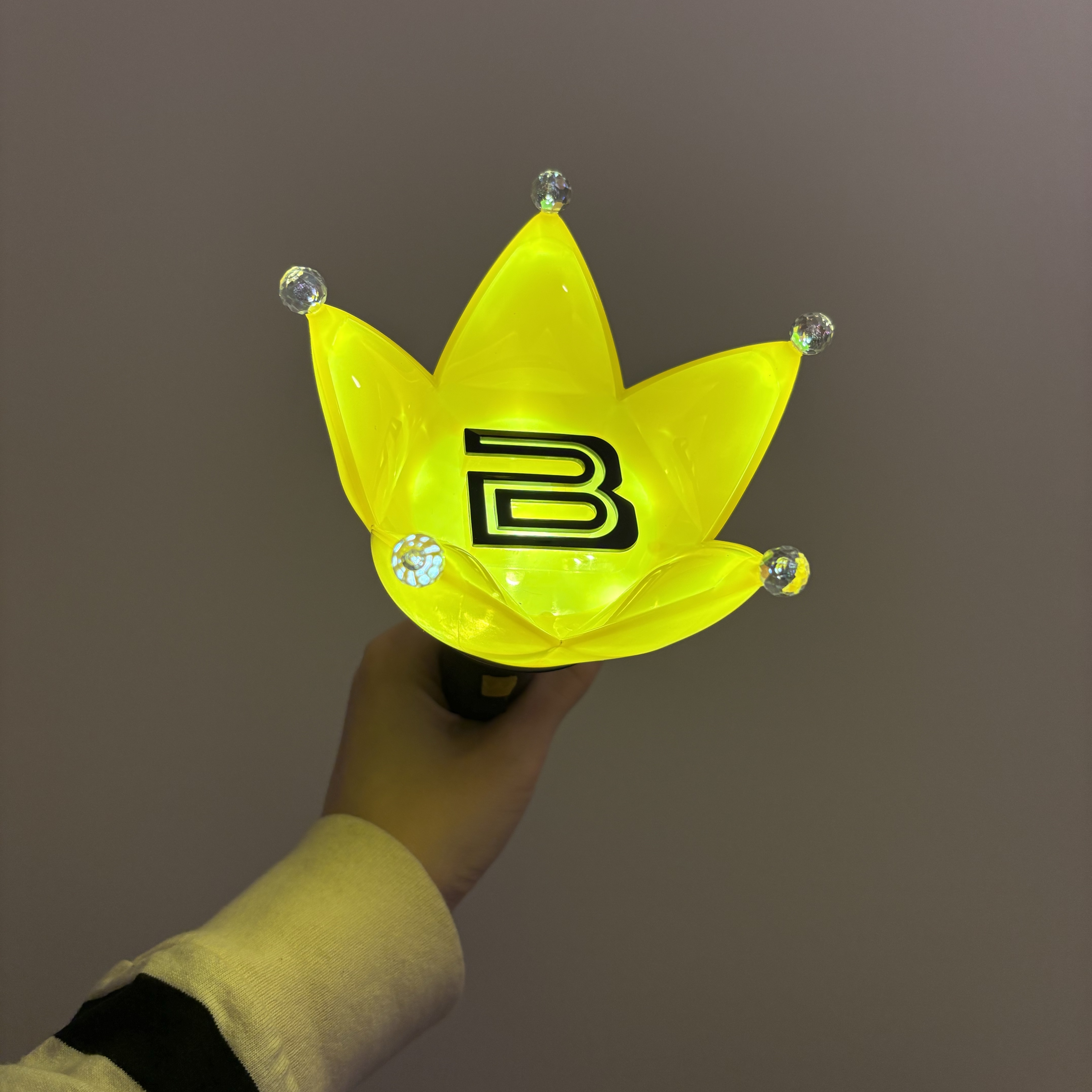 Bigbang Official Light Stick Ver.4 Black 2025 착용 스타일 - 3