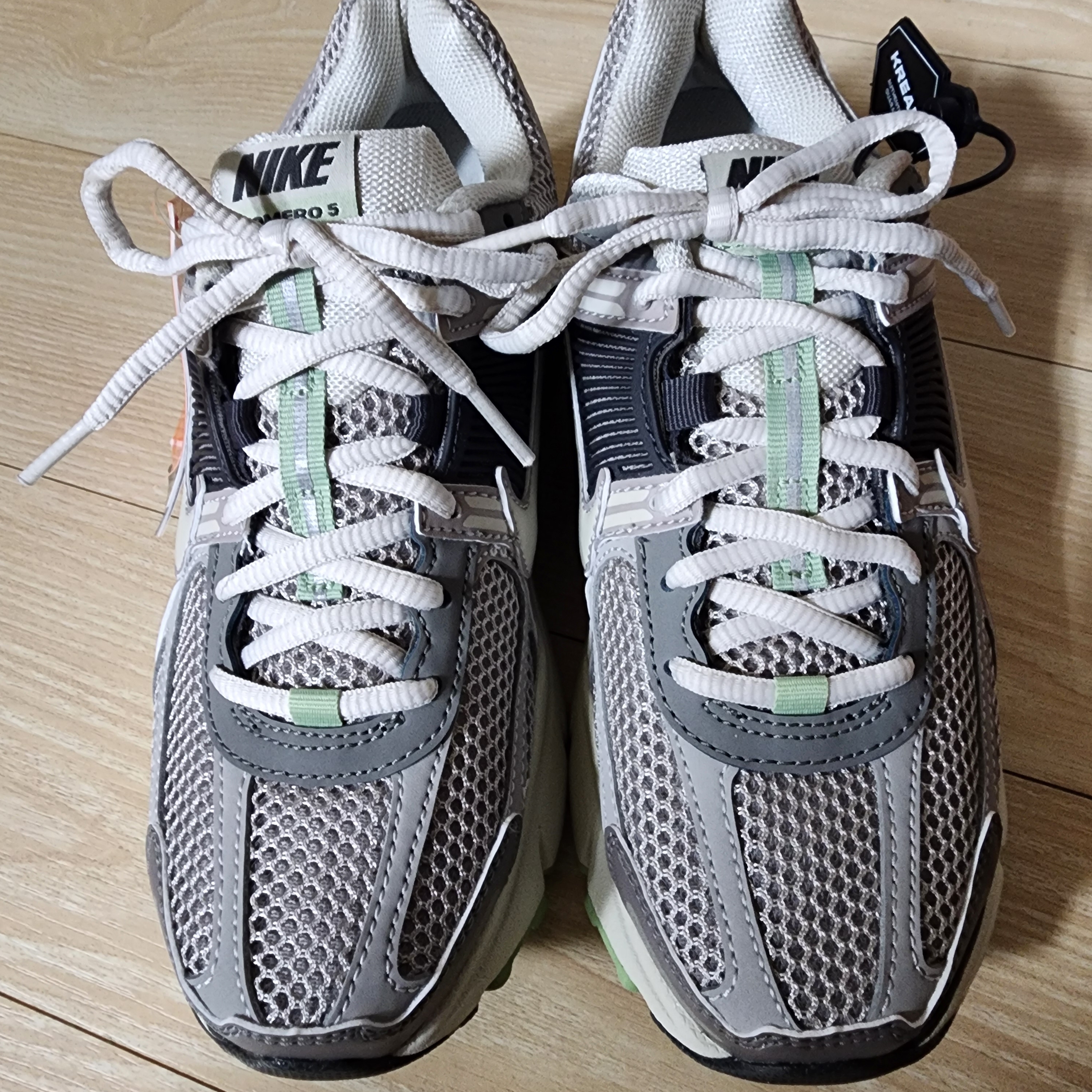 (W) Nike Zoom Vomero 5 Cobblestone and Flat Pewter 착용 스타일 - 2
