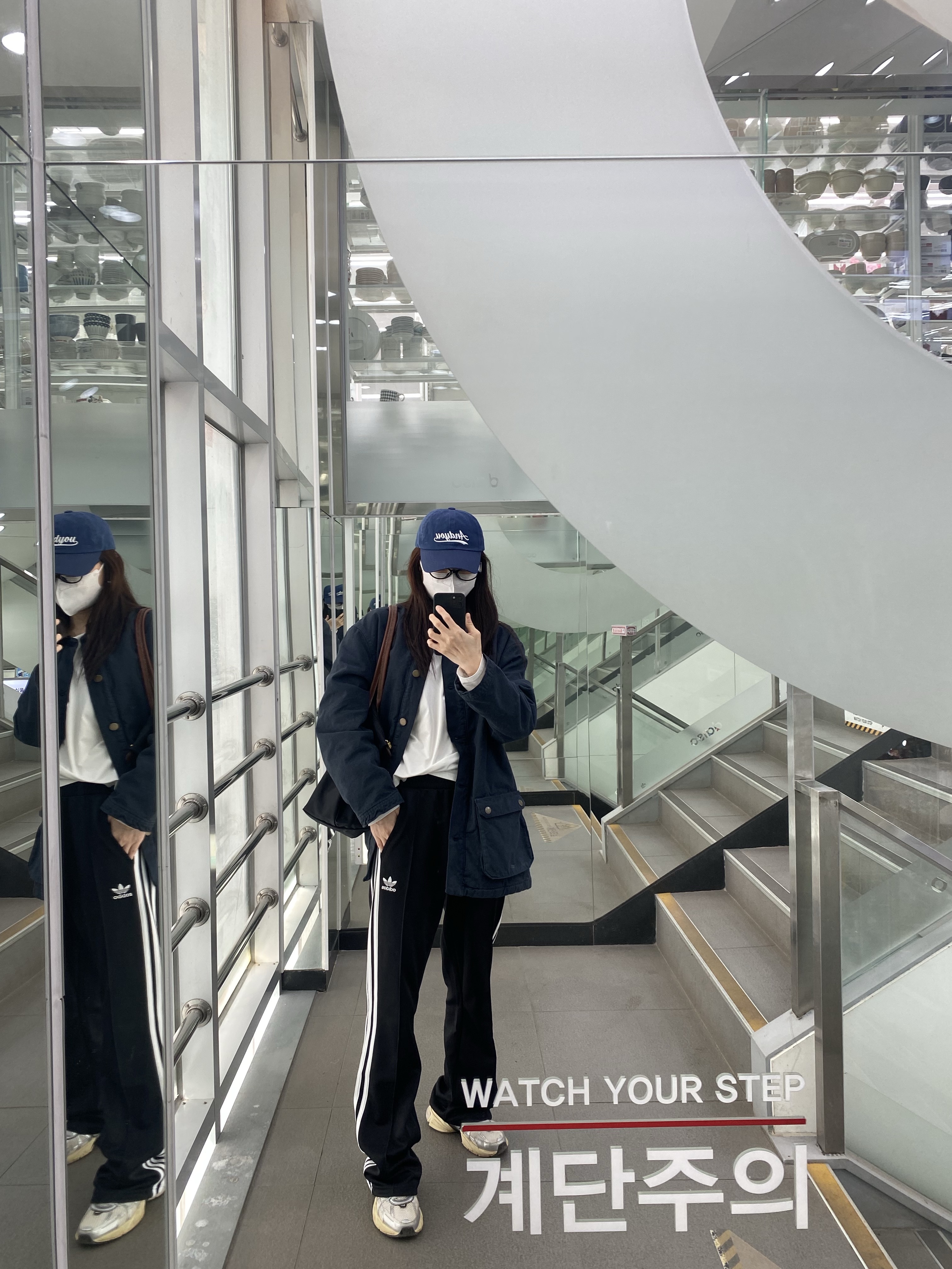 (W) Zara Contrast Collar Jacket ZW Collection Blue, Nike V2K Run Summit White Metallic Silver 착용 스타일