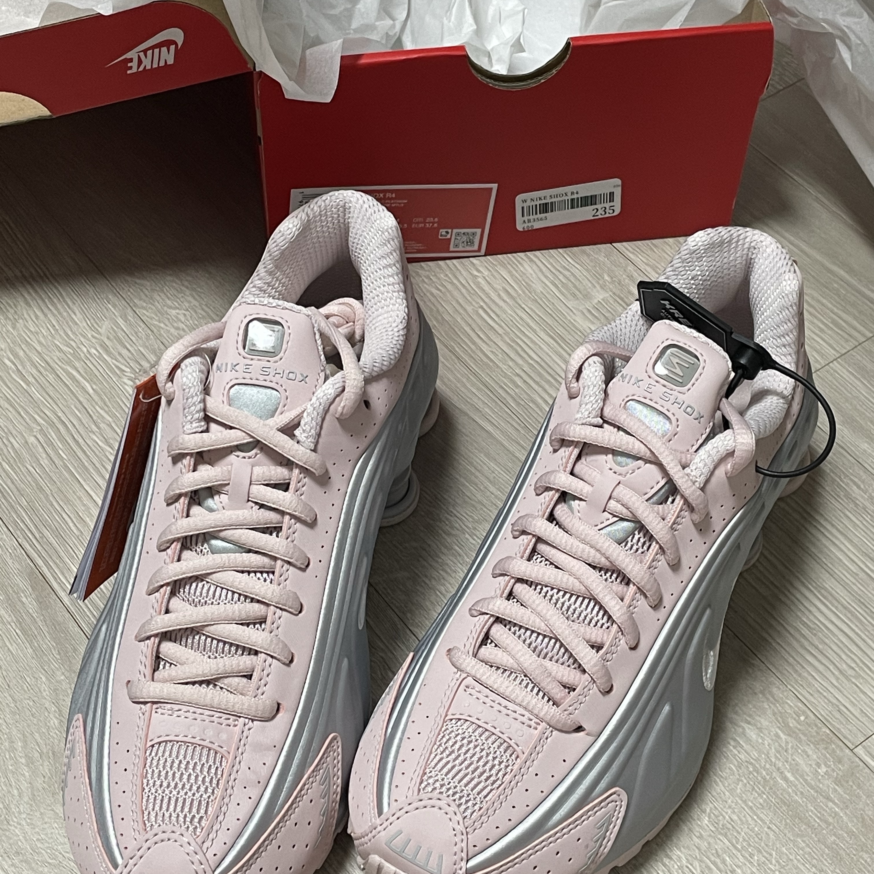 (W) Nike Shox R4 Barely Rose Metallic Platinum 착용 스타일 - 2