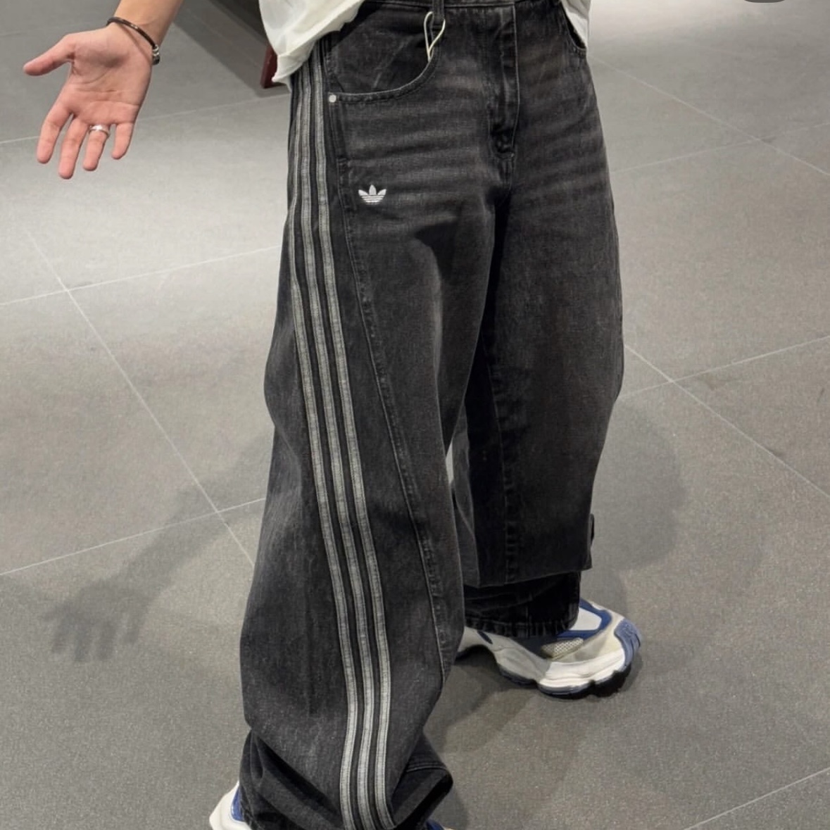 (W) Adidas Loose Denim Pants Medium Blue Denim - KR Sizing, (W) Adidas Originals Loose Denim Pants Medium Black Denim - KR Sizing 착용 스타일 - 3