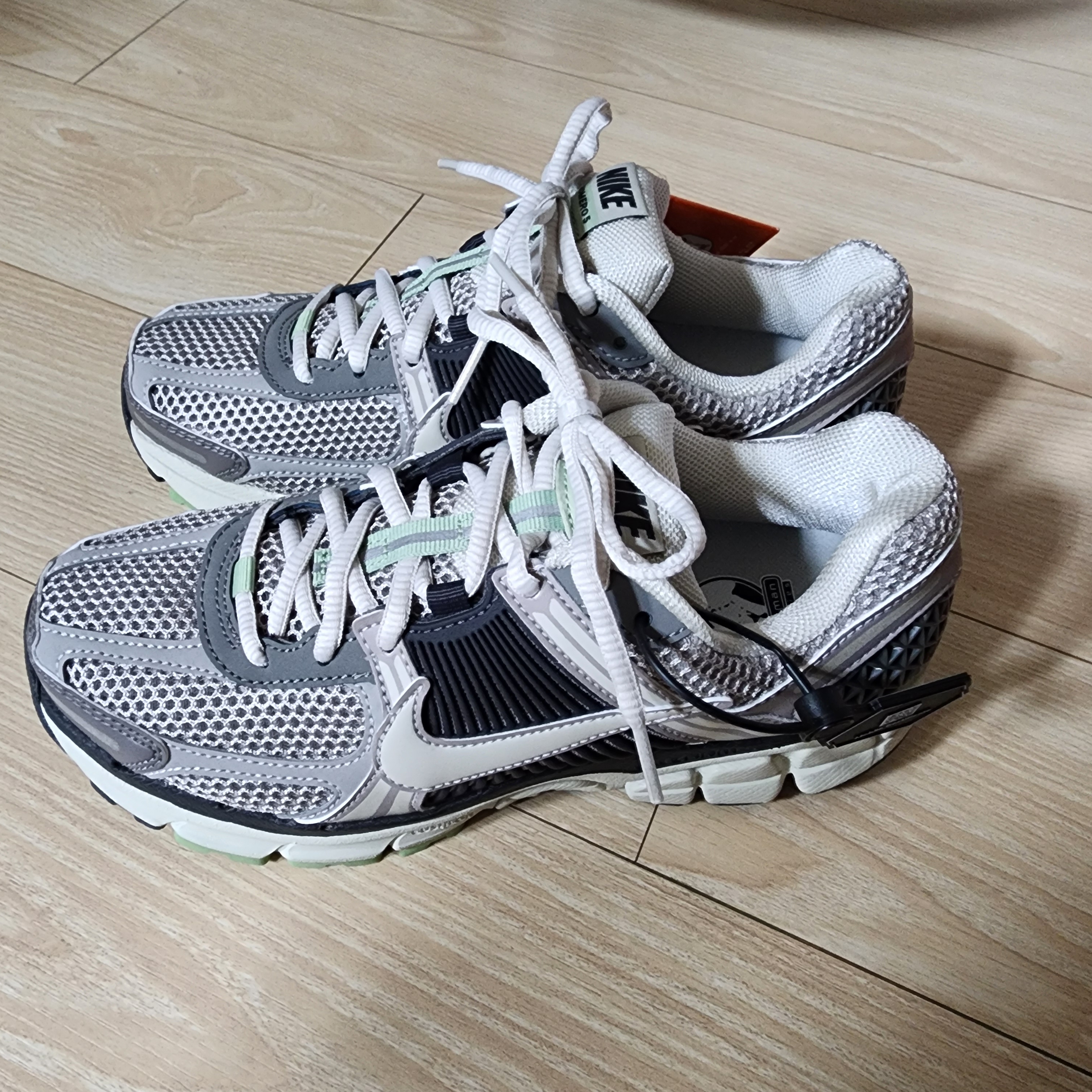 (W) Nike Zoom Vomero 5 Cobblestone and Flat Pewter 착용 스타일 - 1
