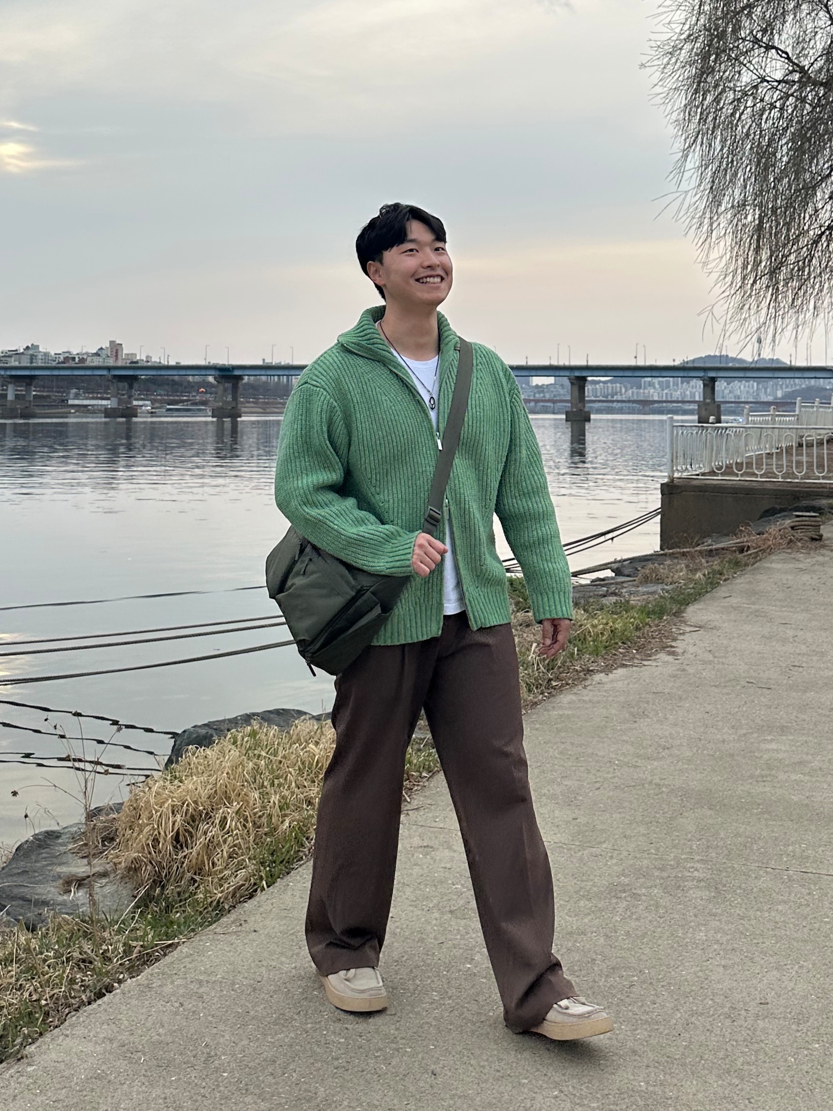Uniqlo Multi Pocket Shoulder Bag Olive, Oakley Eye Jacket Redux Matte Black Frame Prizm Grey Lenses High Bridge Fit 착용 스타일 - 8
