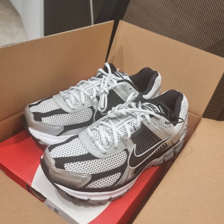 Nike Zoom Vomero 5 Metallic Silver Black 착용 스타일