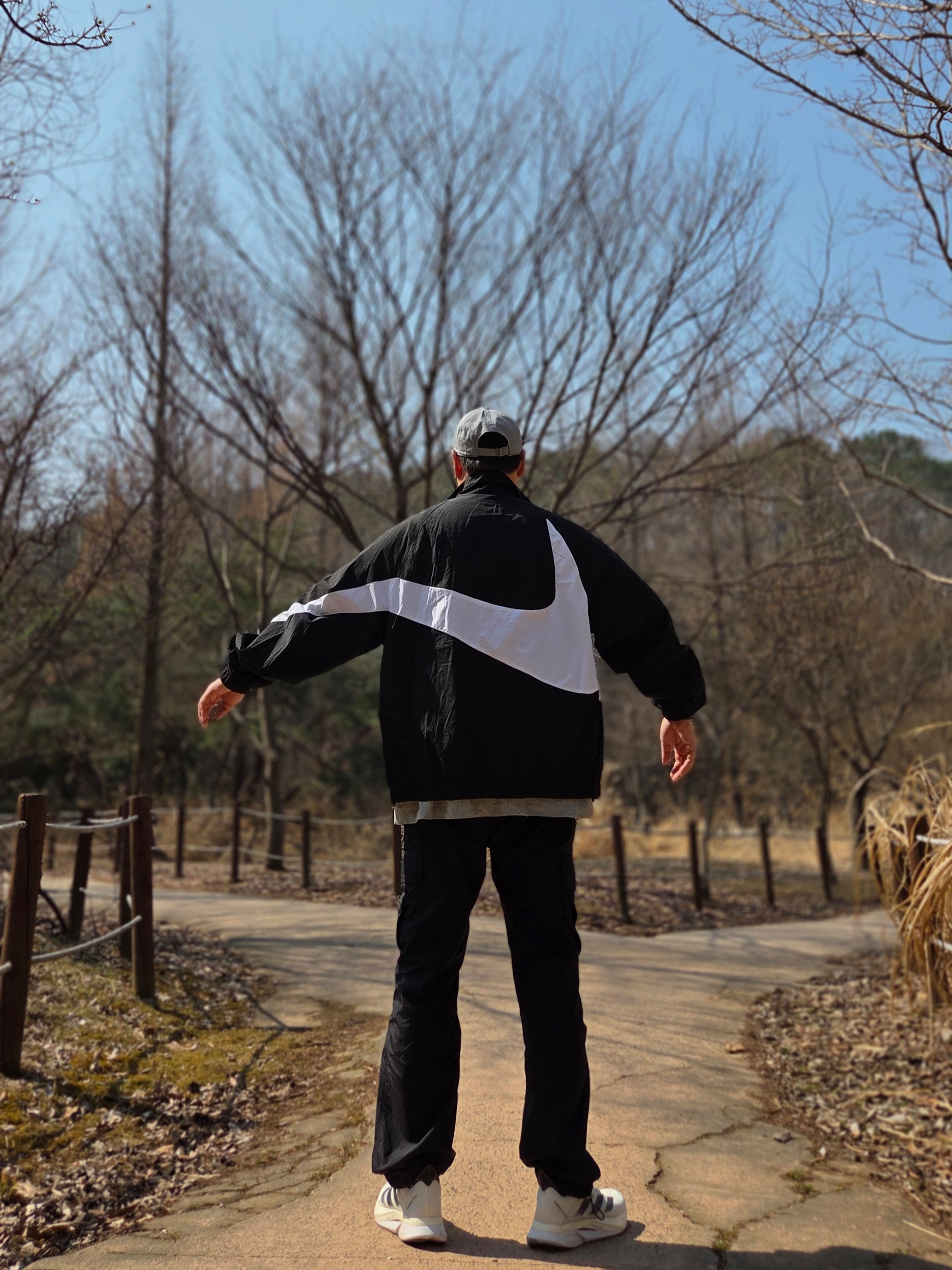 아디다스 아디제로 보스턴 12 클라우드 화이트 코어 블랙 나이트 메탈릭, 나이키 헤리티지 86 퓨추라 워시드 캡 파티클 그레이 착용 스타일 - 4