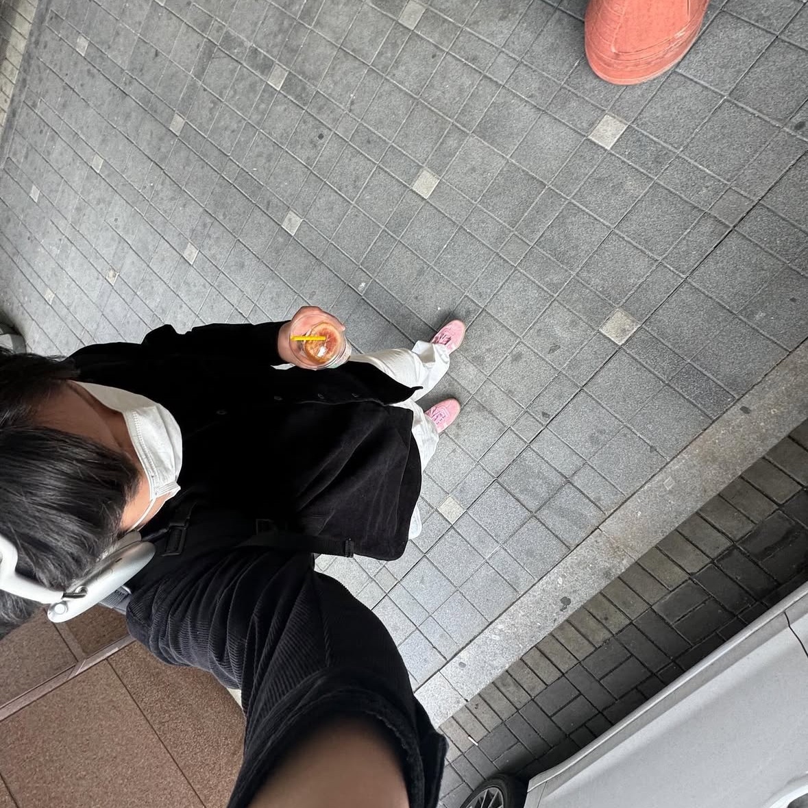 Adidas Bermuda Glow Pink, Apple AirPods Max Lightning Silver (Korean Ver.) 착용 스타일 - 1