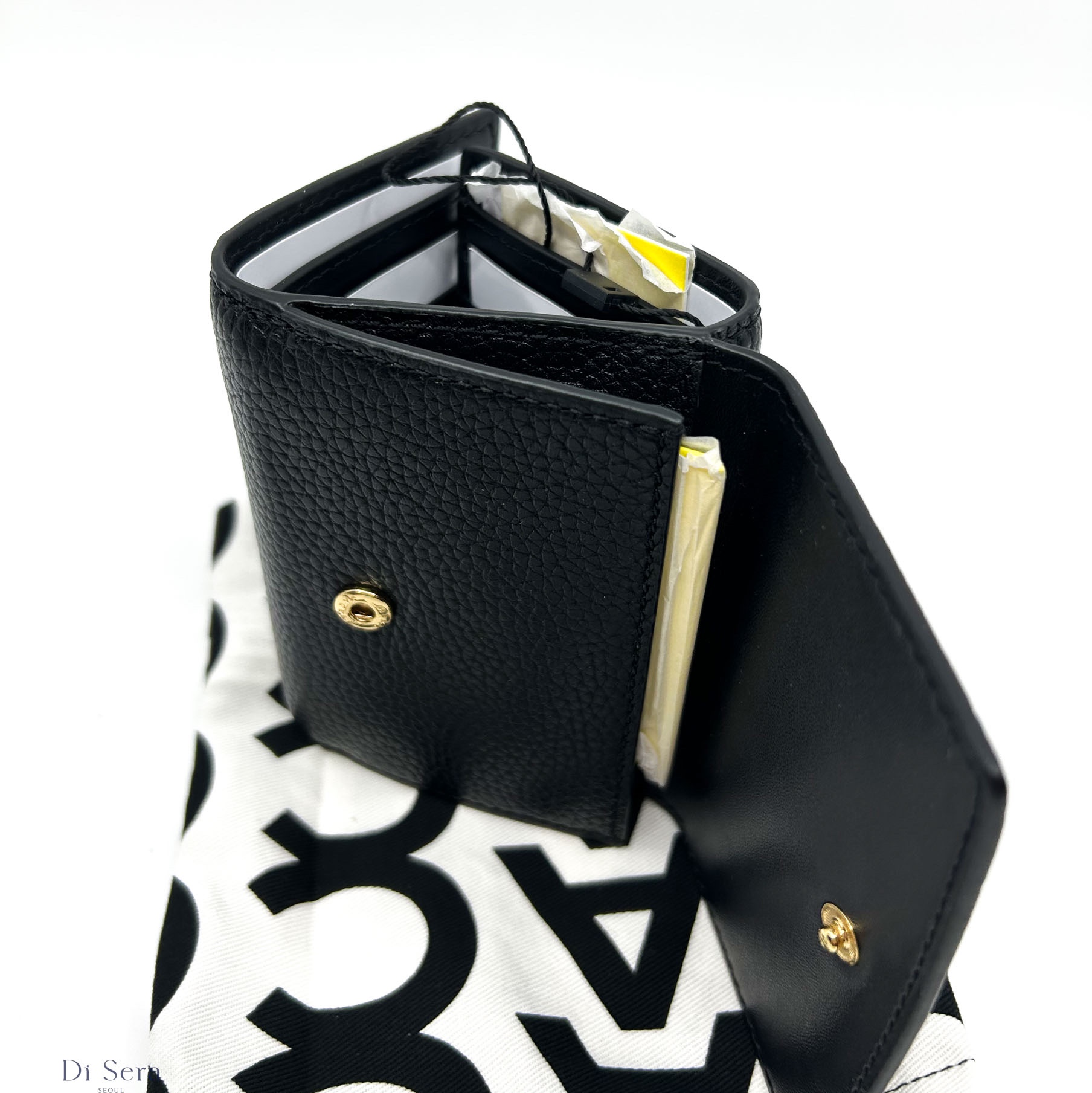 Marc Jacobs Logo Leather Compact Wallet Black 착용 스타일 - 3
