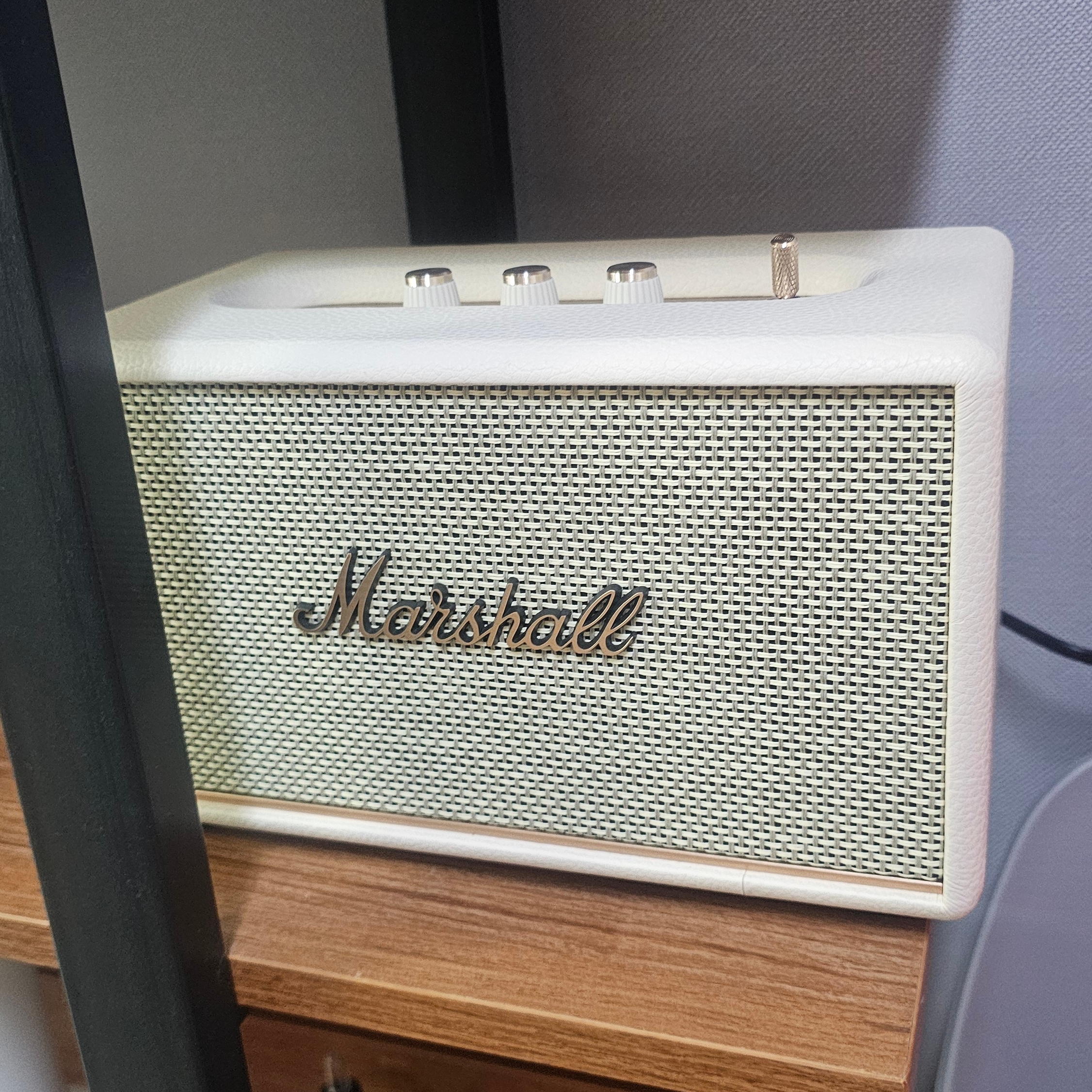 Marshall Acton III Bluetooth Cream (Korean Ver.) 착용 스타일