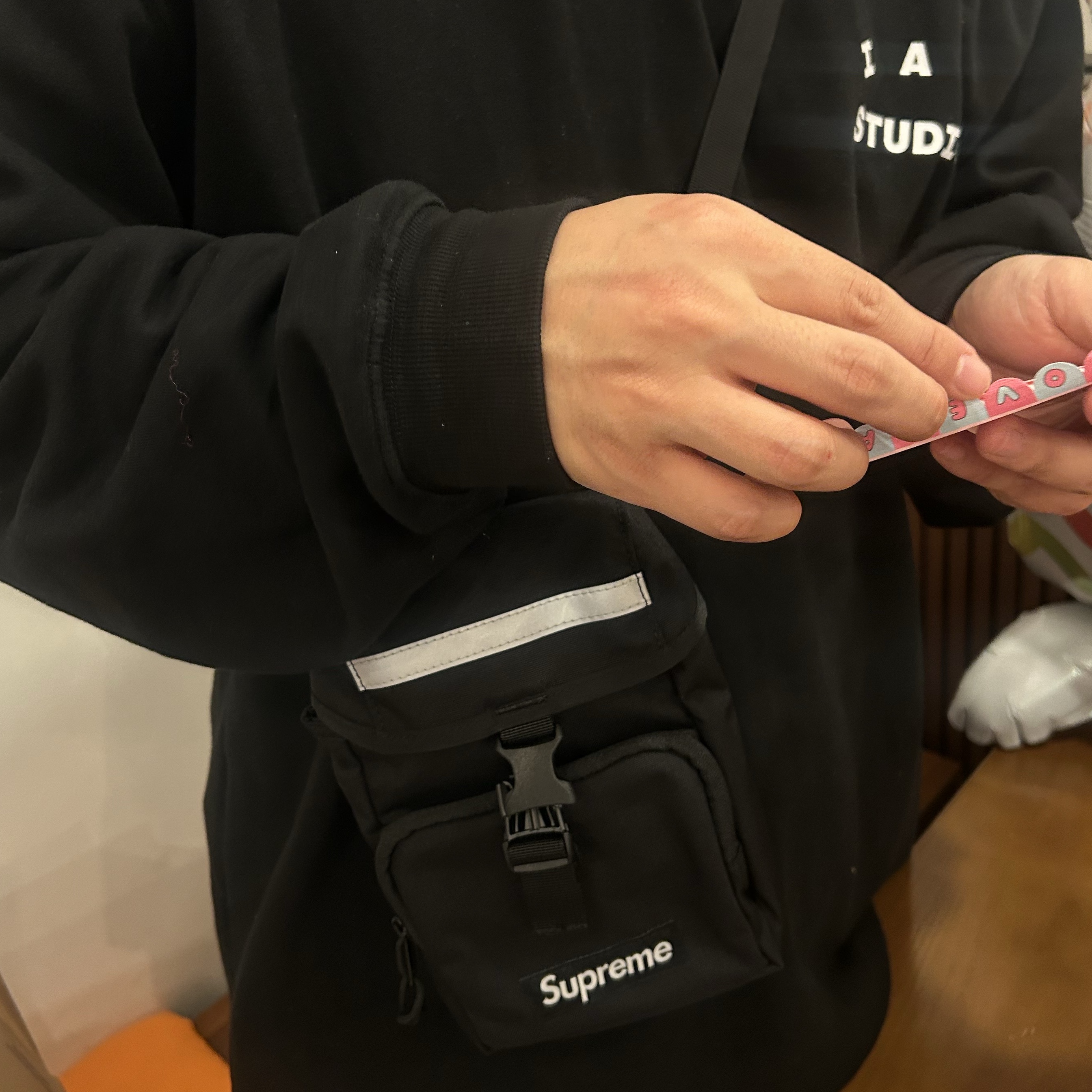 Supreme Camera Bag Black - 24FW 착용 스타일