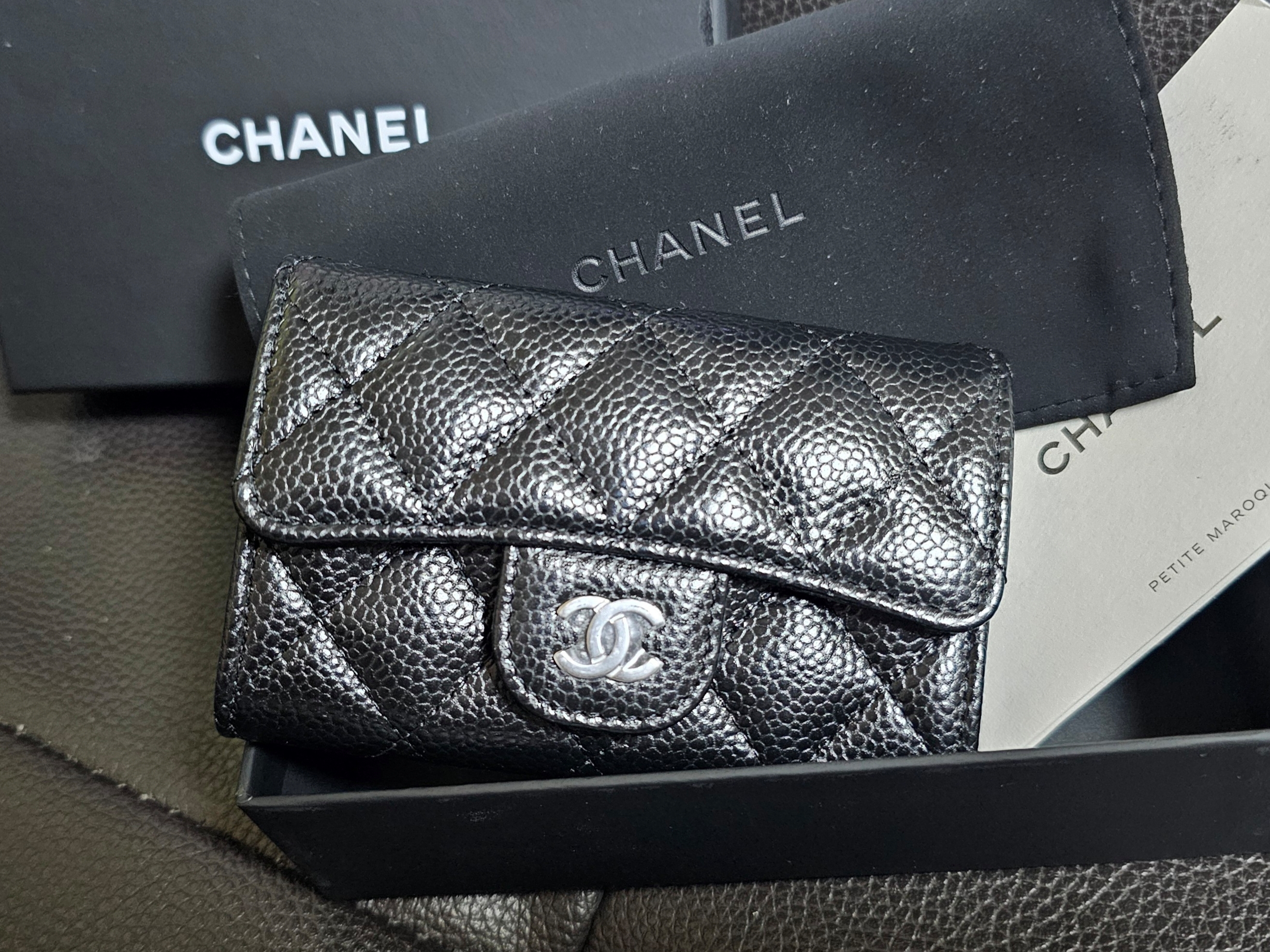 Chanel Classic Card Holder Grained Calfskin & Silver Black 착용 스타일 - 1