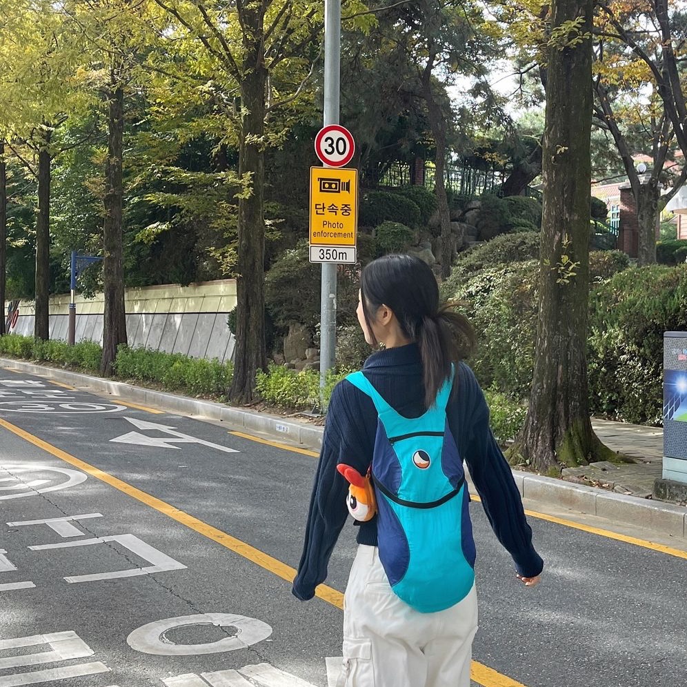 Ticket To The Moon Mini Backpack 15L Turquoise Royal Blue 착용 스타일