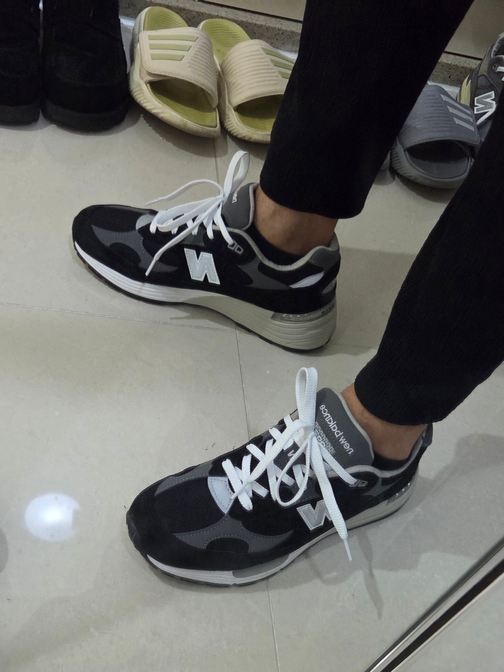 New Balance 992 Made in USA Core Black Grey 착용 스타일 - 4