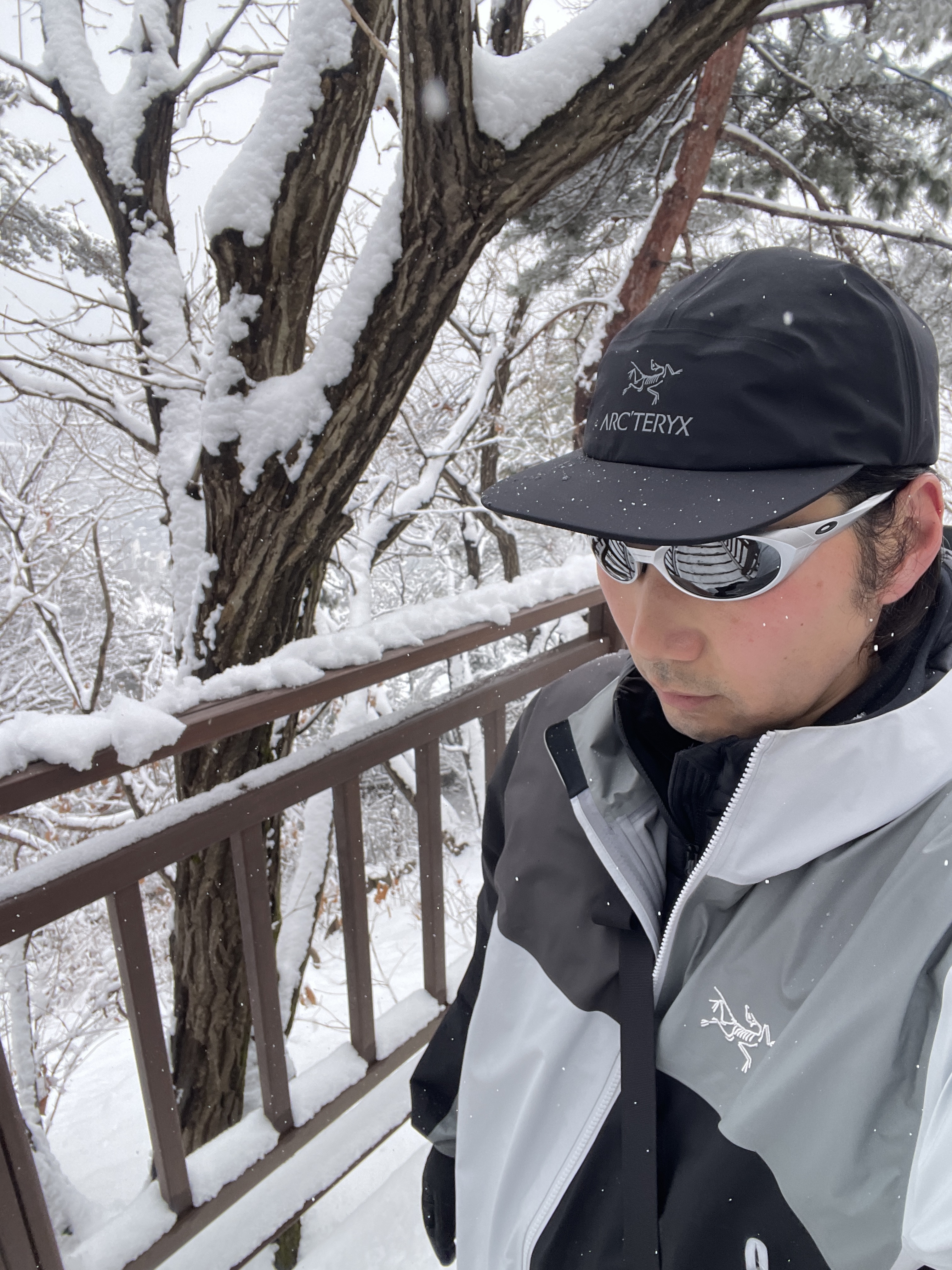 Arc'teryx Gore 5 Panel Cap Black, Oakley Eye Jacket Redux Silver Frame Prizm Black Polarized Lenses High Bridge Fit 착용 스타일