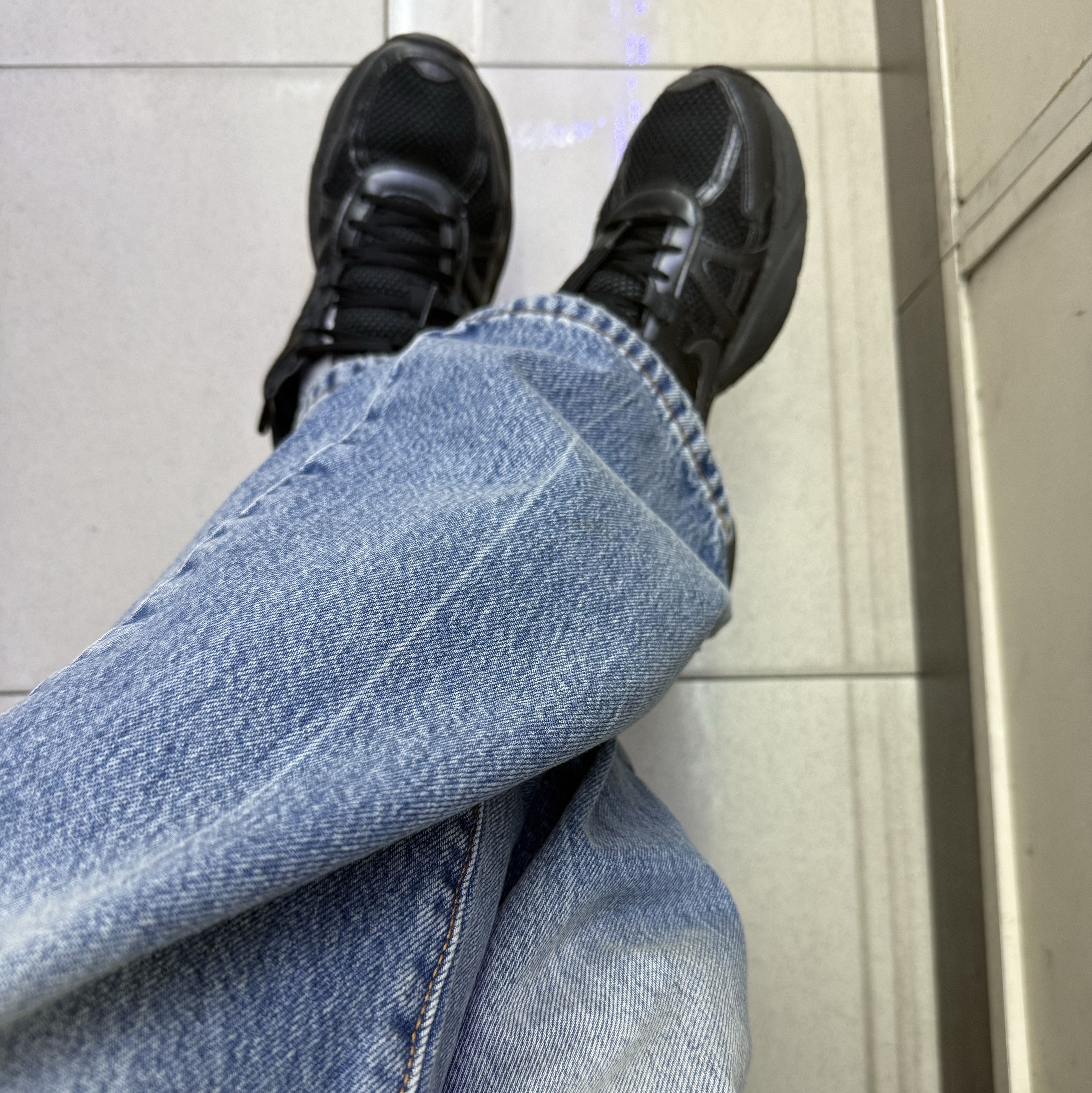 Nike V2K Run Black Anthracite 착용 스타일