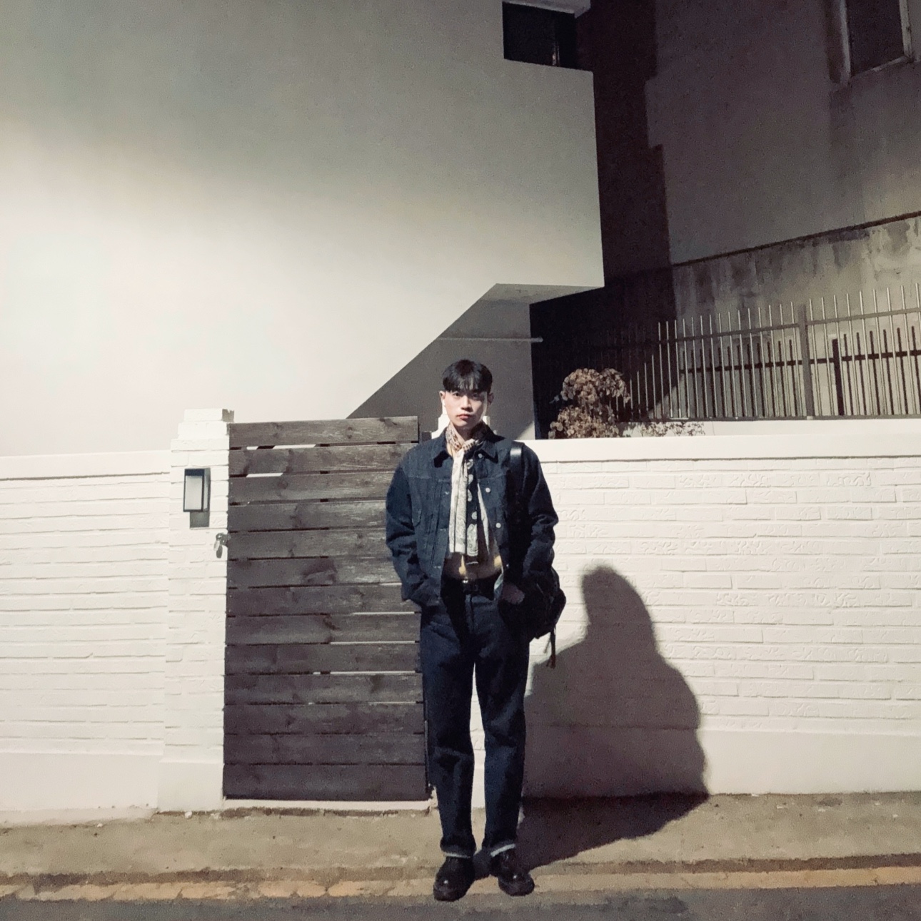 STU Round Neck Cardigan Yellow, Dr. Martens 1461 Smooth Black 착용 스타일