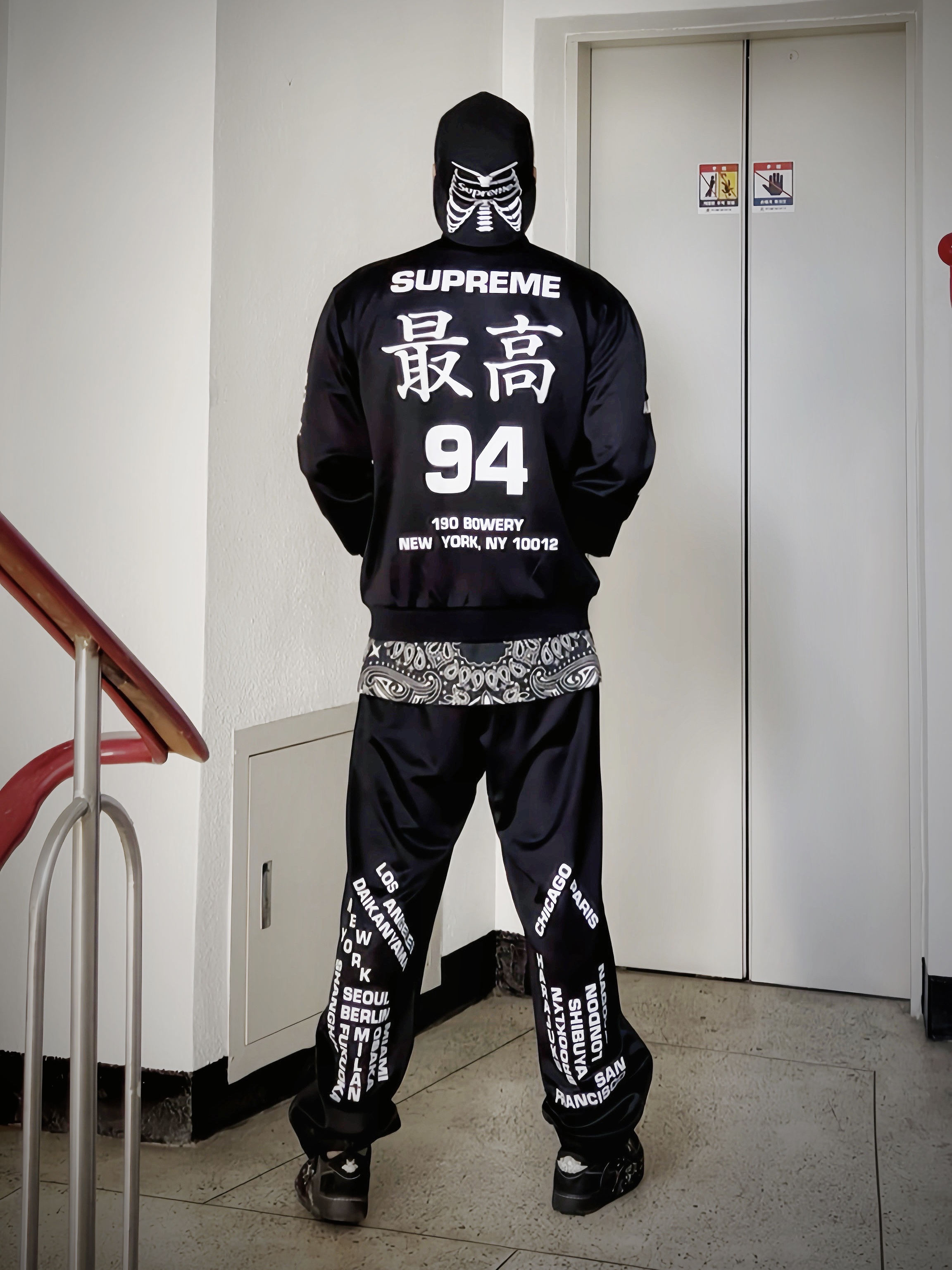 Supreme Bones Box Logo New Era Black - 25SS, Supreme Small Box T-Shirt Black Bandana - 21SS 착용 스타일 - 2