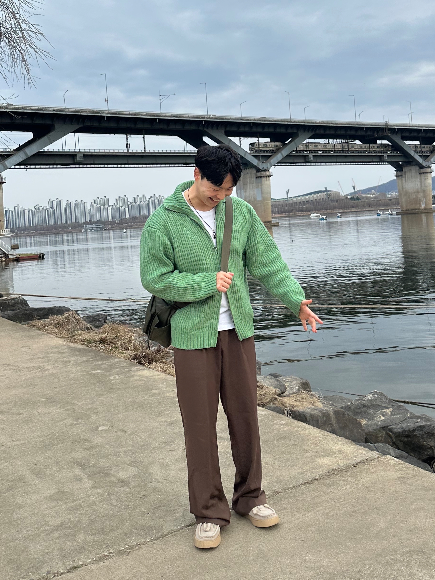 Uniqlo Multi Pocket Shoulder Bag Olive, Oakley Eye Jacket Redux Matte Black Frame Prizm Grey Lenses High Bridge Fit 착용 스타일 - 4