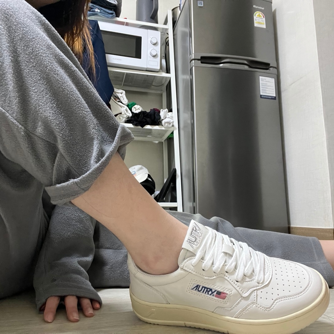 (W) Autry Medalist Low Goatskin Sneakers White 착용 스타일