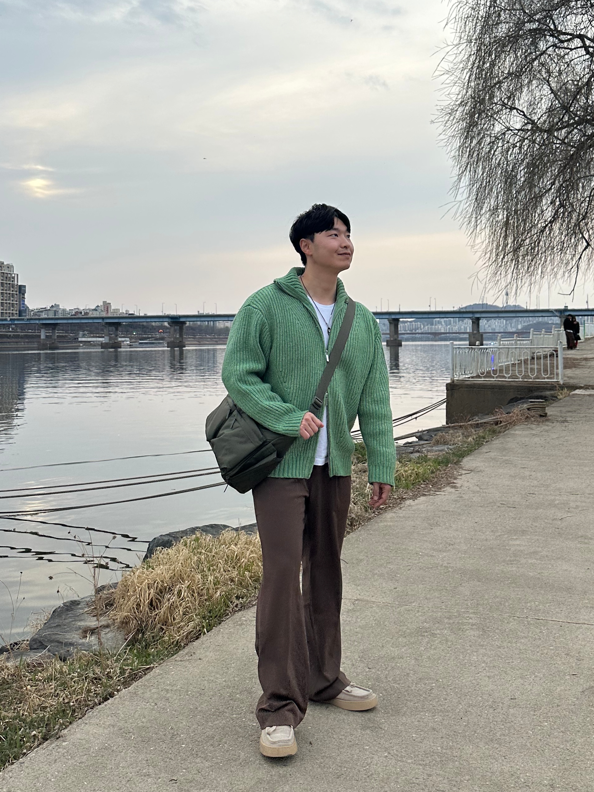 Uniqlo Multi Pocket Shoulder Bag Olive, Oakley Eye Jacket Redux Matte Black Frame Prizm Grey Lenses High Bridge Fit 착용 스타일 - 5