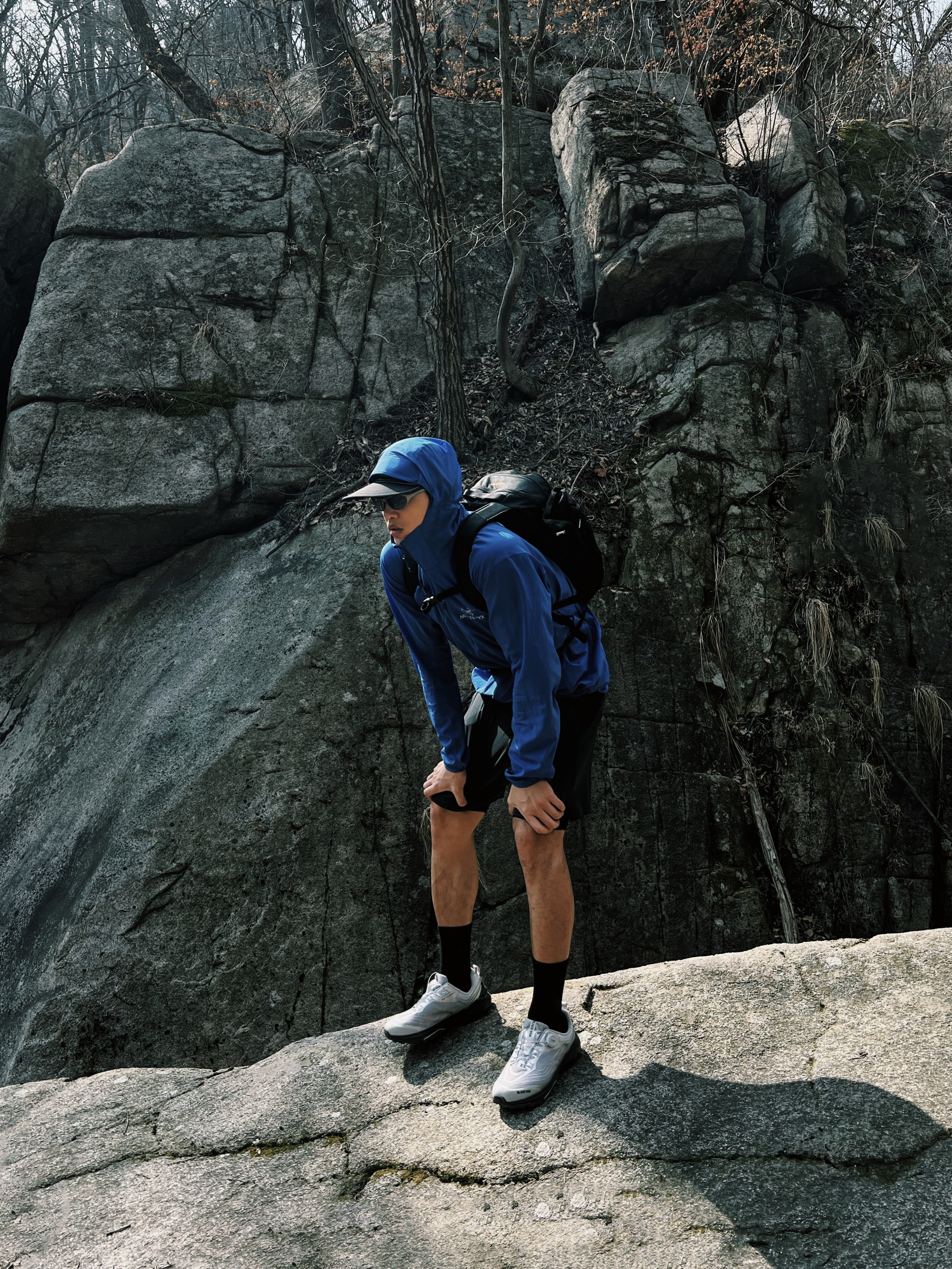 Arc'teryx Squamish Hoody Black, Montbell Trekking Glasses Silver Metallic Light Grey 착용 스타일 - 2