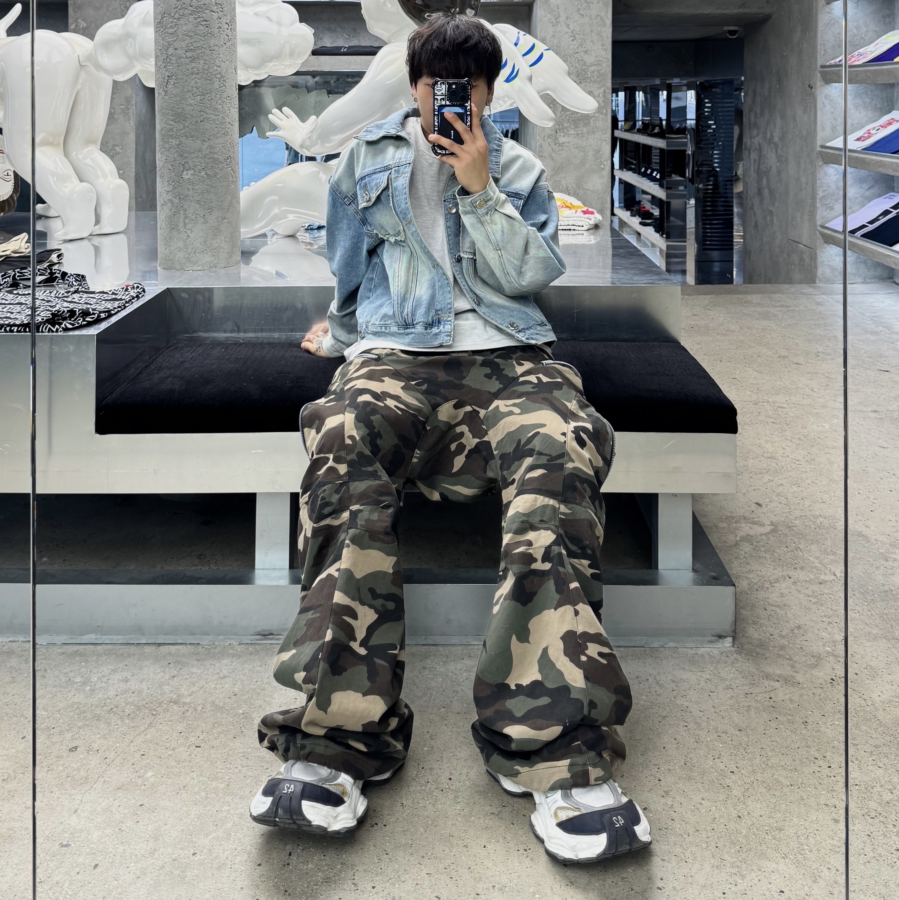 Balenciaga Cargo Sneakers White Grey 착용 스타일 - 1
