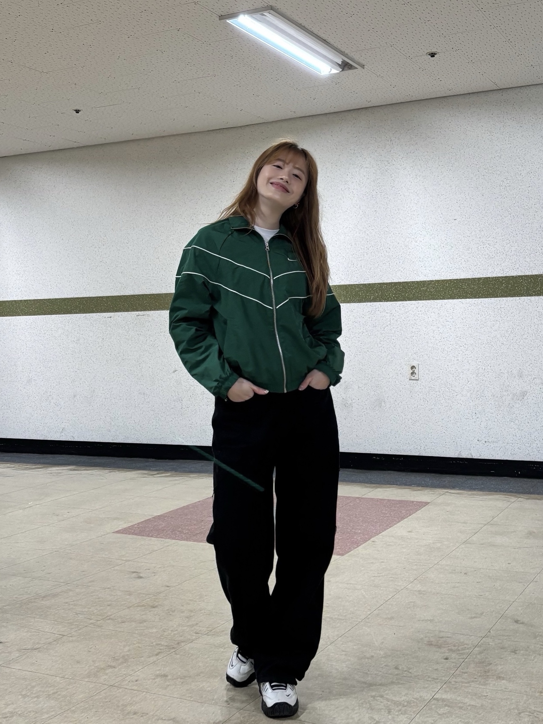 (W) Nike NSW Windrunner Loose UV Woven Full Zip Jacket Gorge Green - Asia, Nike x Ambush Air Adjust Force SP Summit White and Black 착용 스타일 - 1