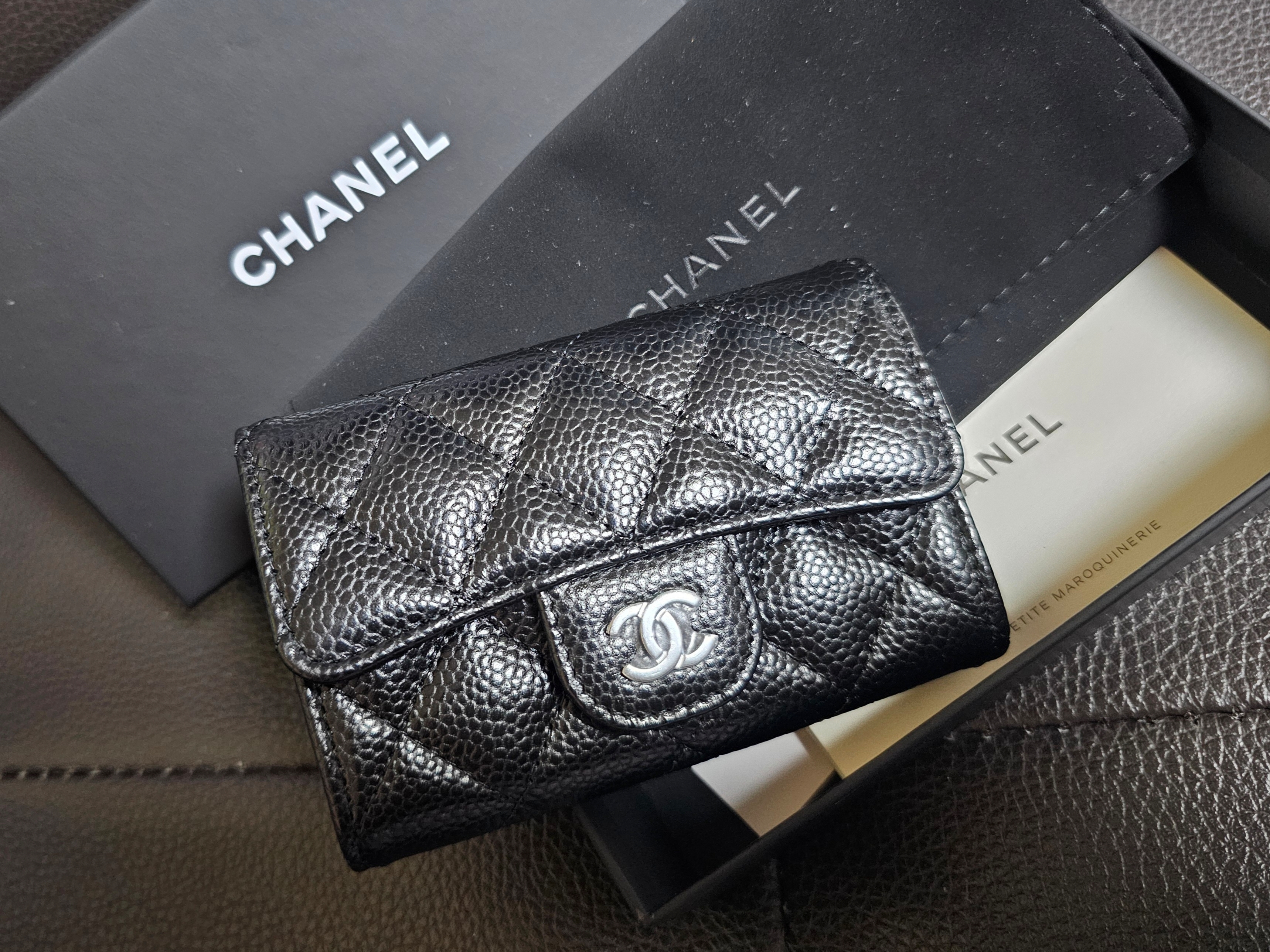 Chanel Classic Card Holder Grained Calfskin & Silver Black 착용 스타일 - 2