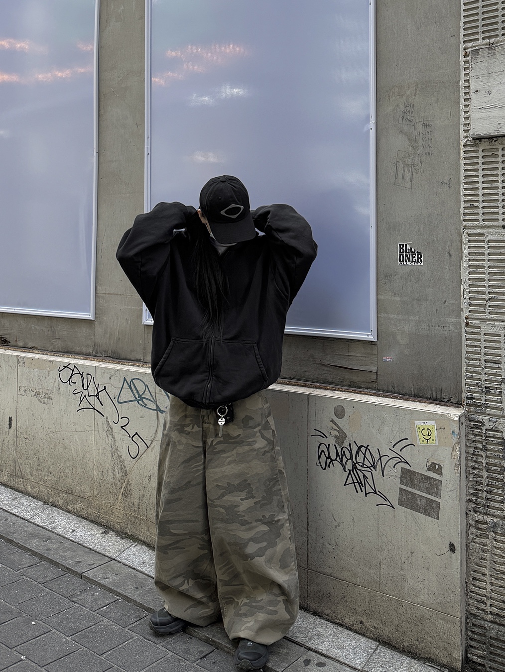 Yeezy YZY Zip-Up Hoodie Black, Mischief Lightweight Zip Around Backpack Black 착용 스타일 - 5