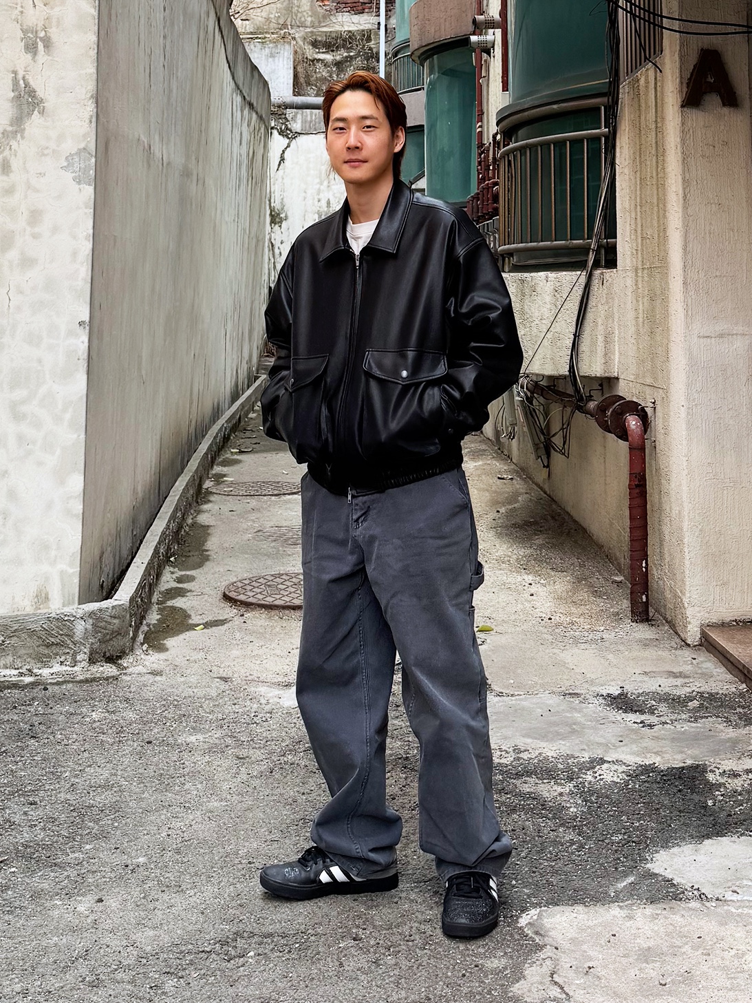 QT8 GARMENTS Synthetic Leather Pocket Jacket Black, QT8 Garments TL Denim Carpenter Pant Grey 착용 스타일 - 1