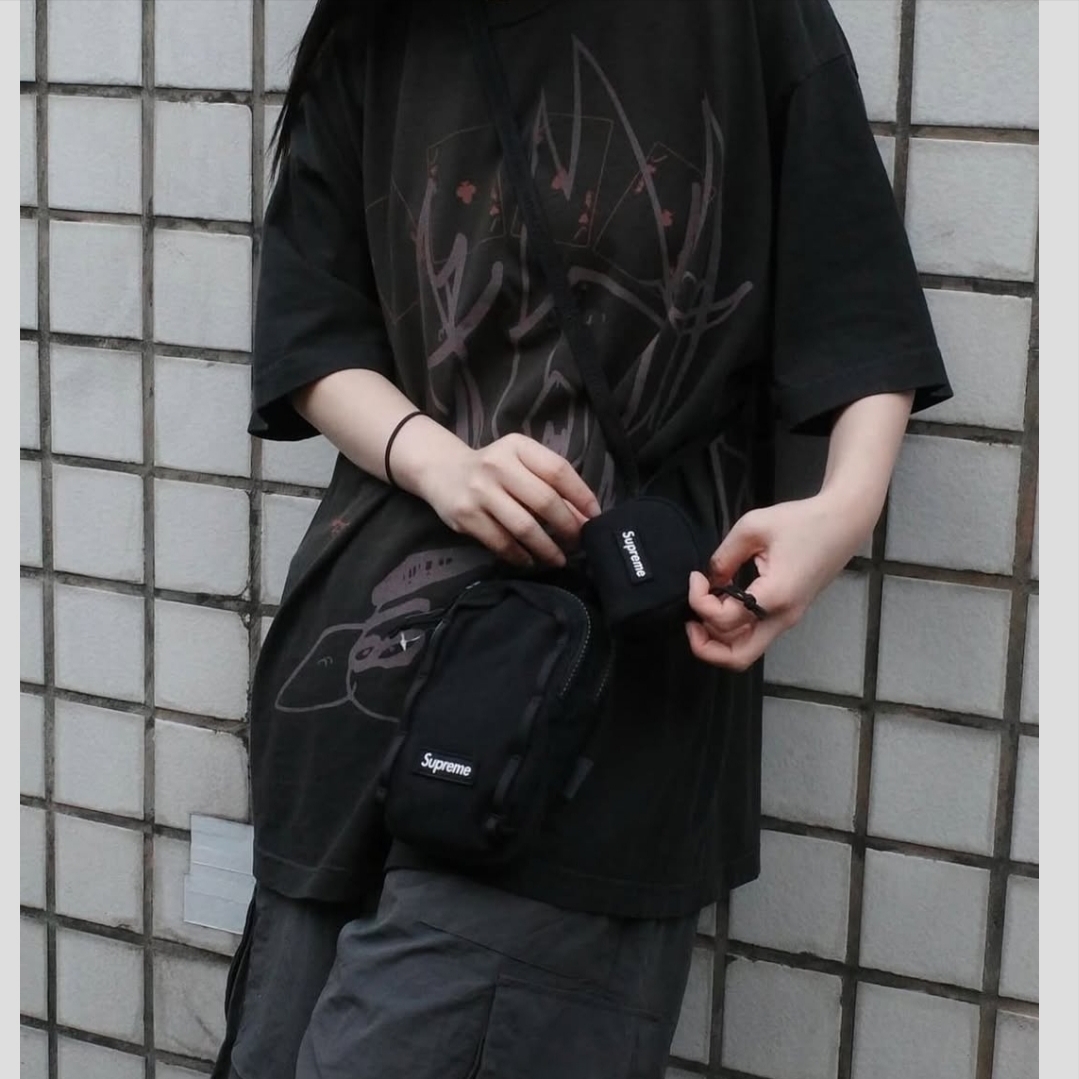 Supreme Camera Bag + Mini Pouch Black - 25SS 착용 스타일 - 2