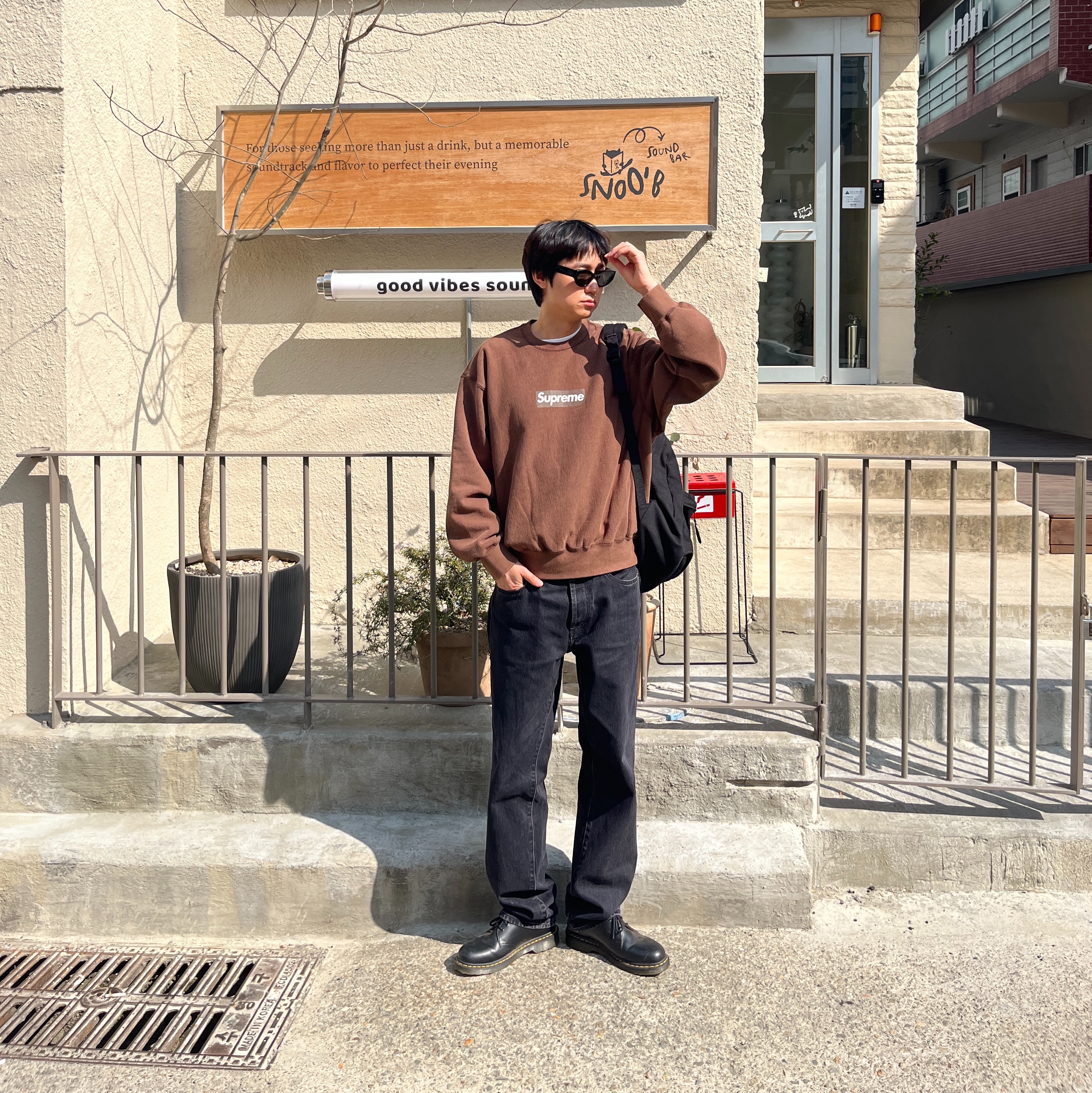 Supreme Washed Box Logo Crewneck Brown - 25SS, Supreme Regular Jean Washed Black - 23FW 착용 스타일 - 1