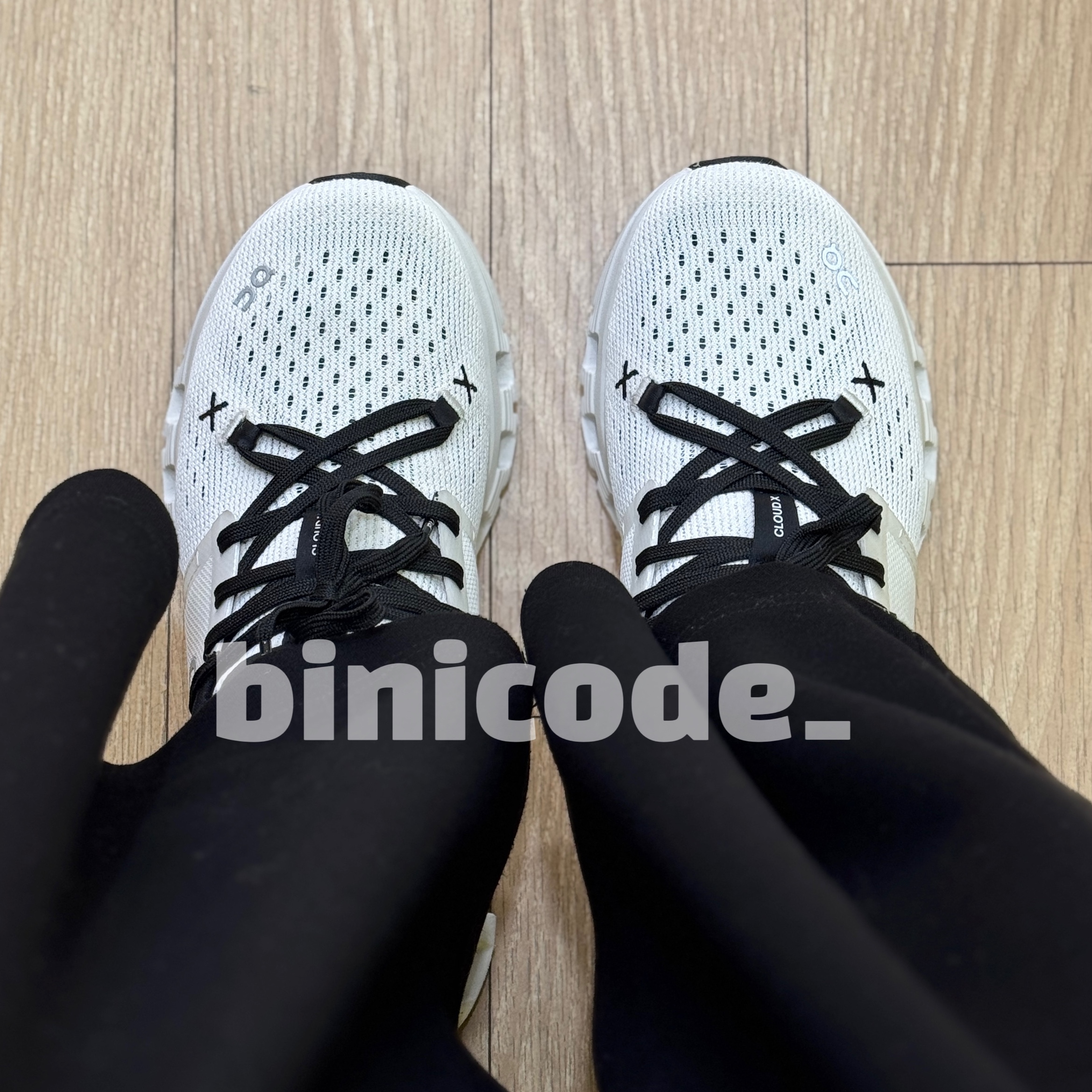 (W) On Running Cloud X 4 Ivory Black 착용 스타일 - 2
