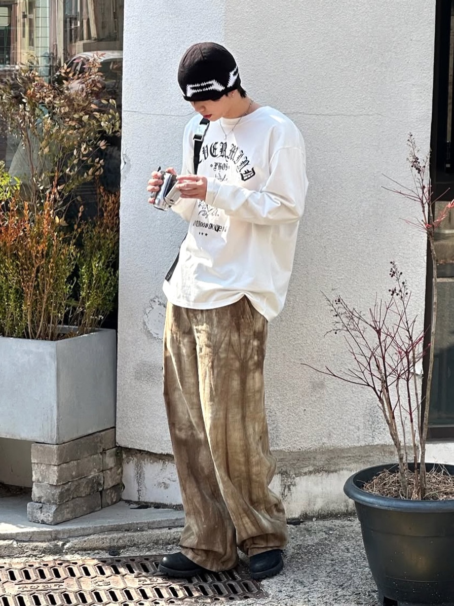 PHOS333 Hazzard 001 Young Heart Long Sleeve White, PHOS333 Hazzard 001 Young Heart Long Sleeve Charcoal 착용 스타일 - 2