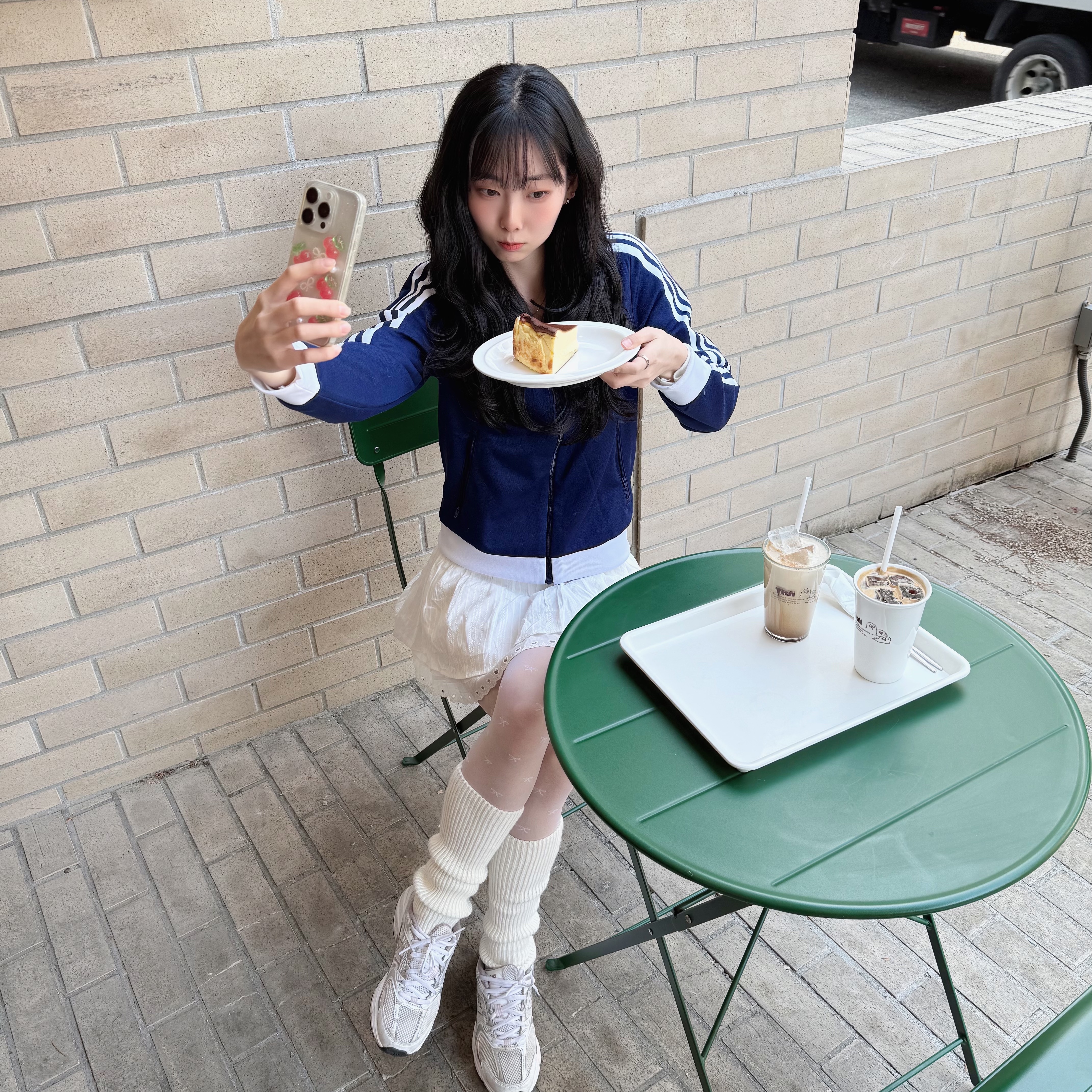 Adidas Adicolor Classic Beckenbauer Track Top Night Indigo - KR Sizing, New Balance 530 White Silver Pink 착용 스타일