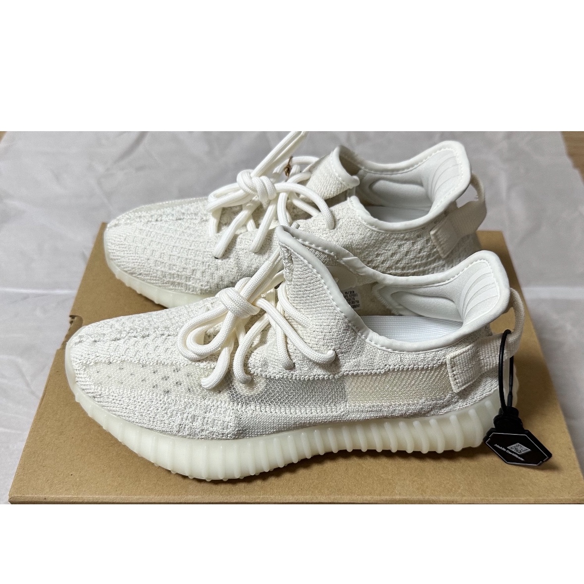 Adidas Yeezy Boost 350 V2 Bone, Adidas Yeezy Boost 350 V2 Black - Non-Reflective 착용 스타일 - 1