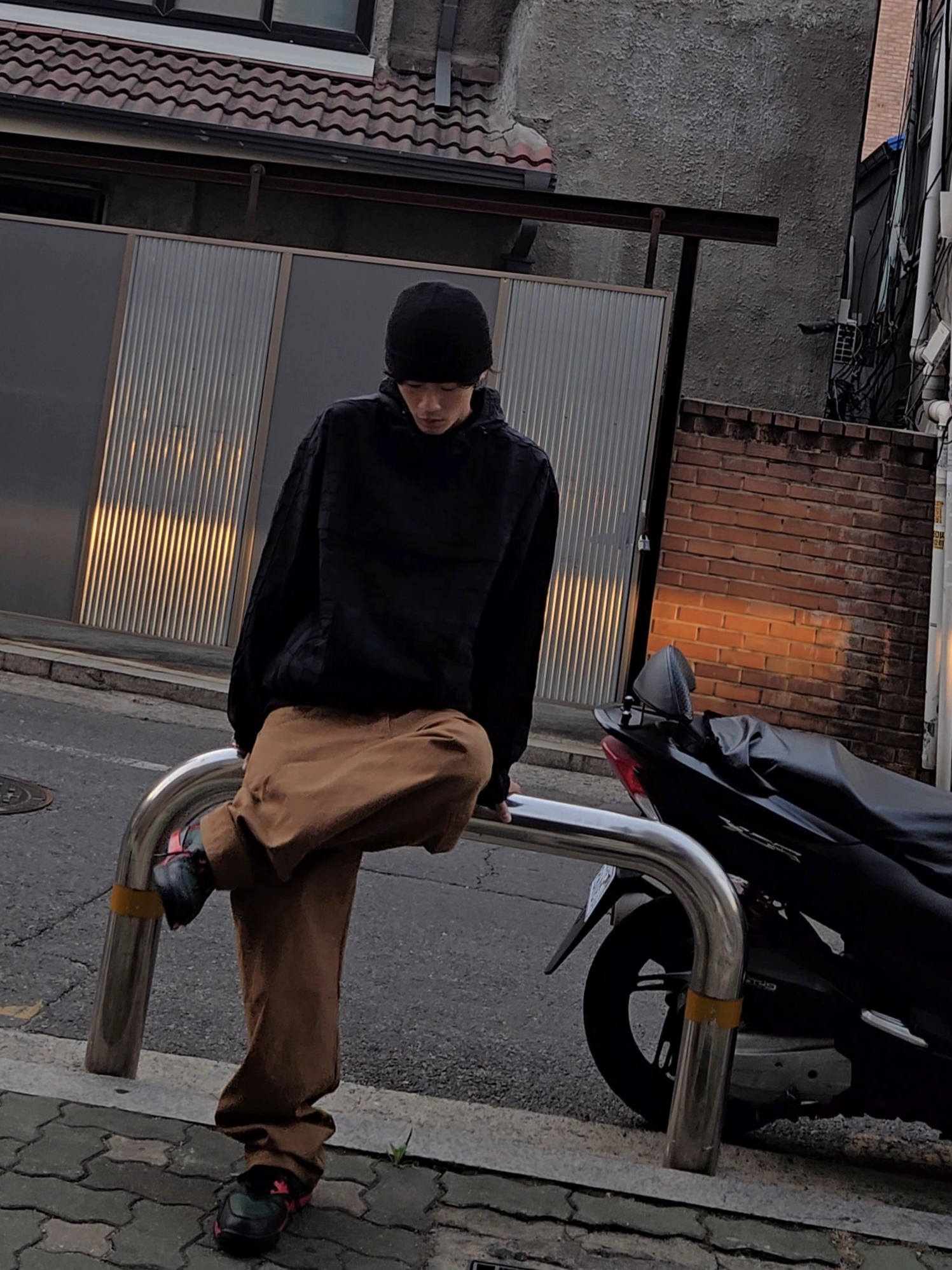 Nike x Supreme Air Cross Trainer 3 Low Black, Stussy Stock Cuff Beanie Black 착용 스타일