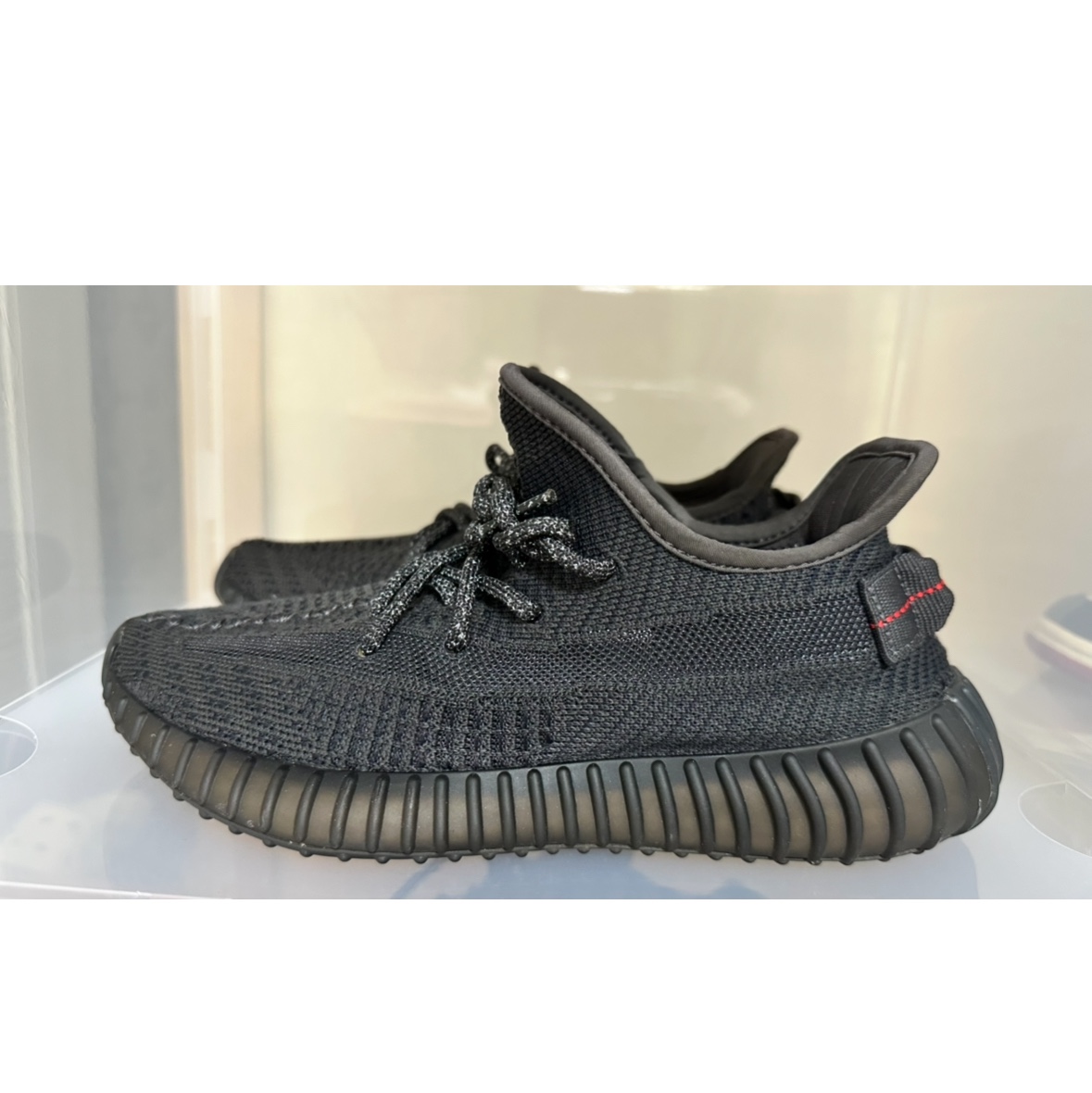 Adidas Yeezy Boost 350 V2 Bone, Adidas Yeezy Boost 350 V2 Black - Non-Reflective 착용 스타일 - 3