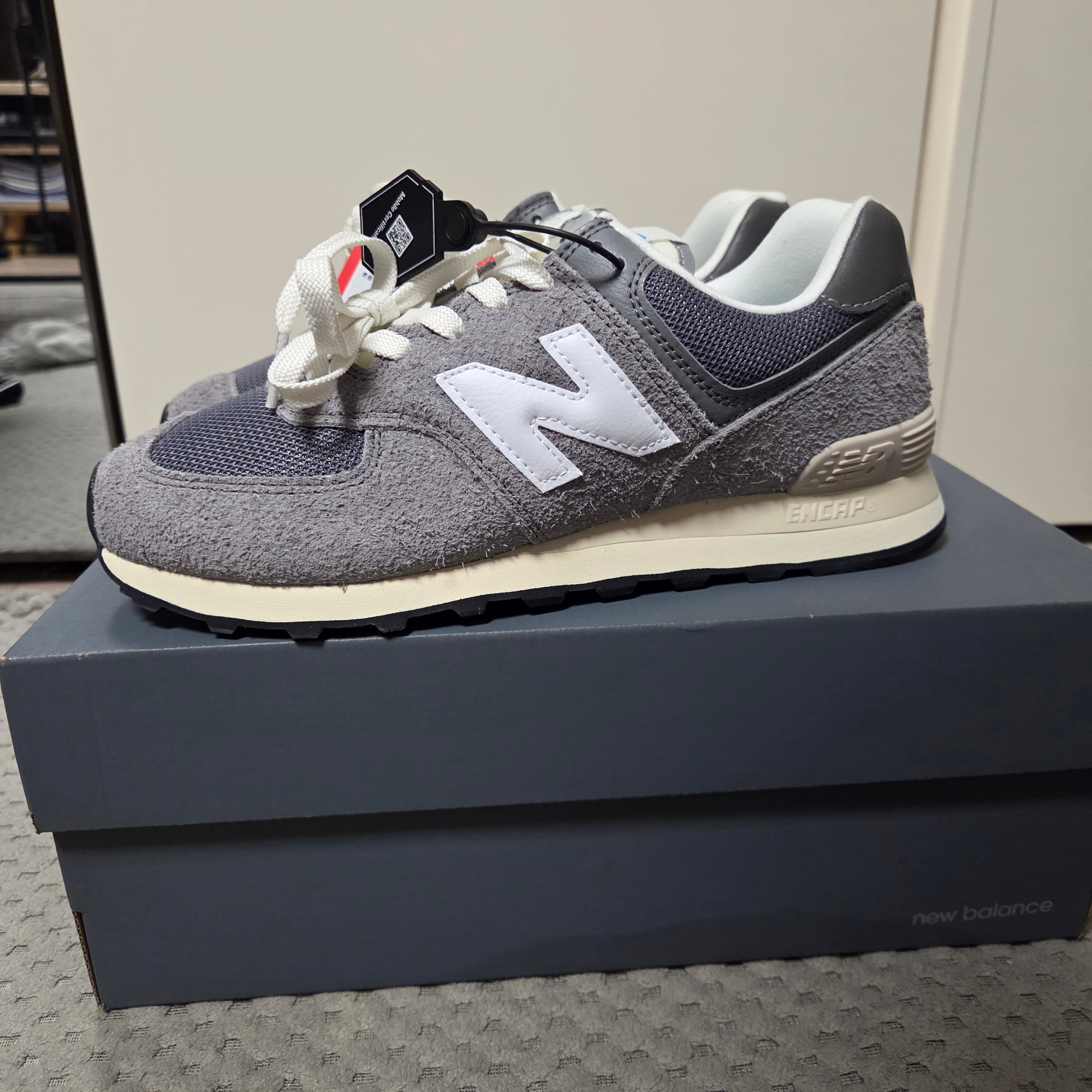 New Balance 574 Heritage Gray 착용 스타일 - 2
