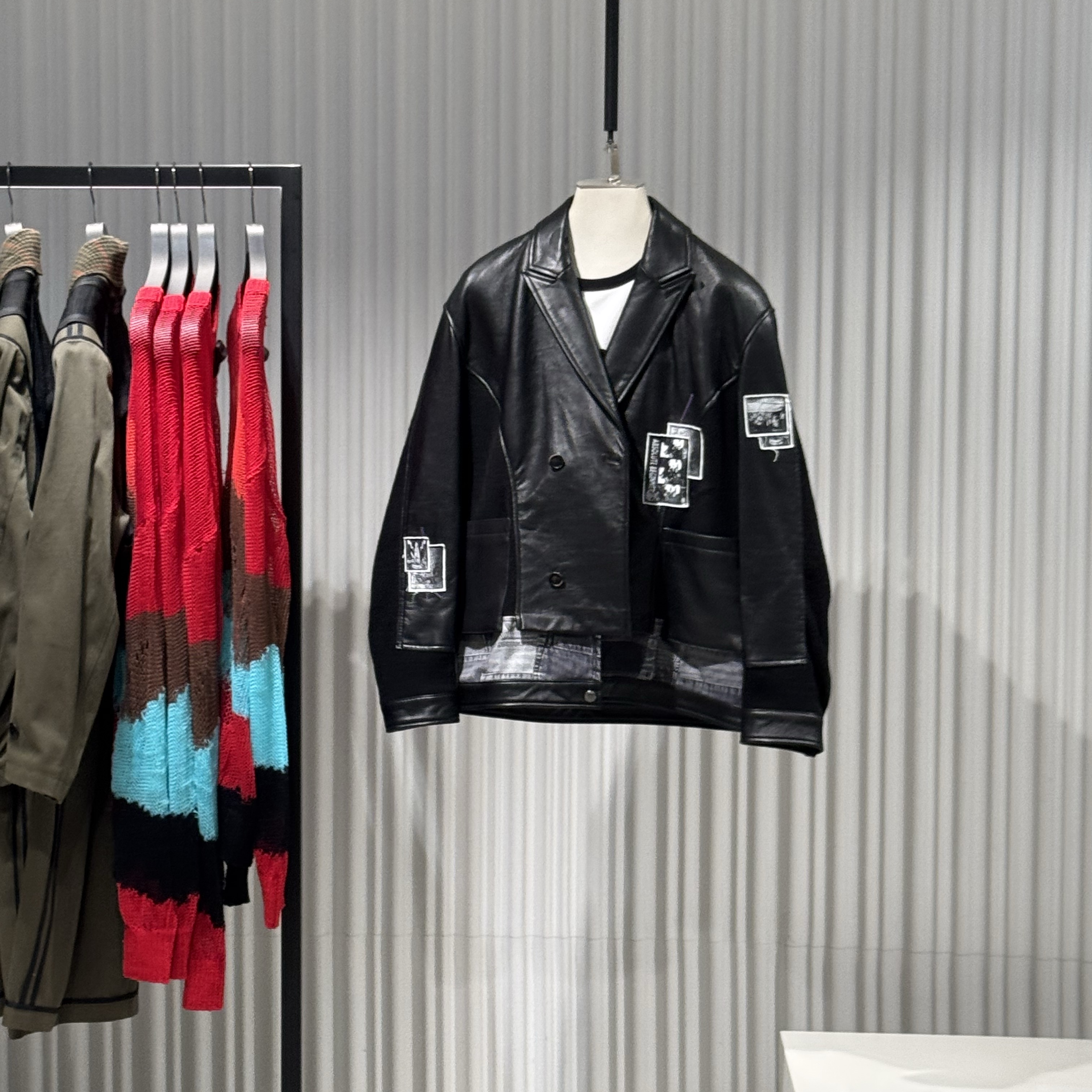 Zara x Andersson Bell Detachable Waistcoat Trench Coat Khaki, Zara x Andersson Bell Quilted Vest Bomber Jacket Khaki 착용 스타일 - 4
