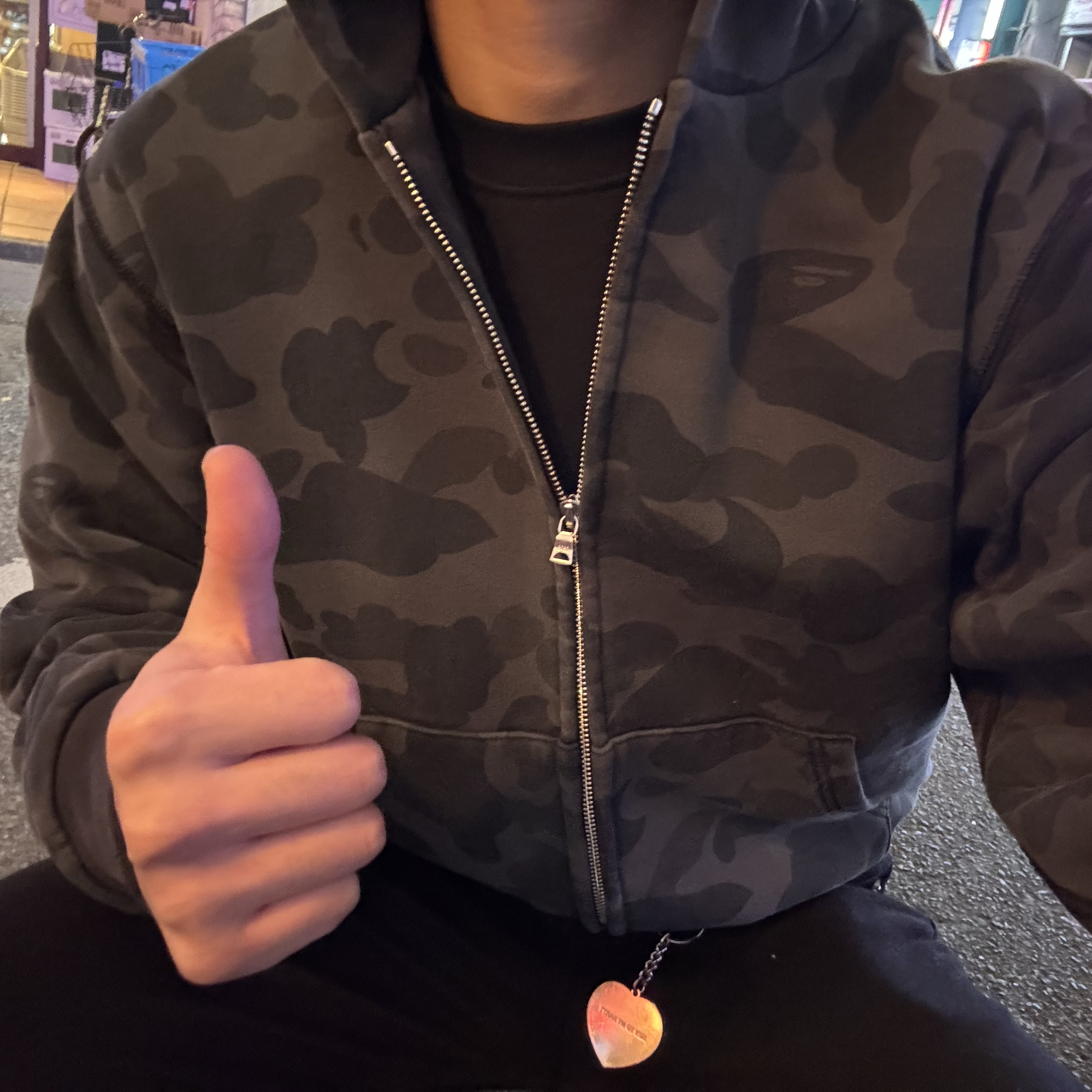 BAPE 1st Camo Heavy Wash Cropped Fit Zip Hoodie Black 착용 스타일 - 1