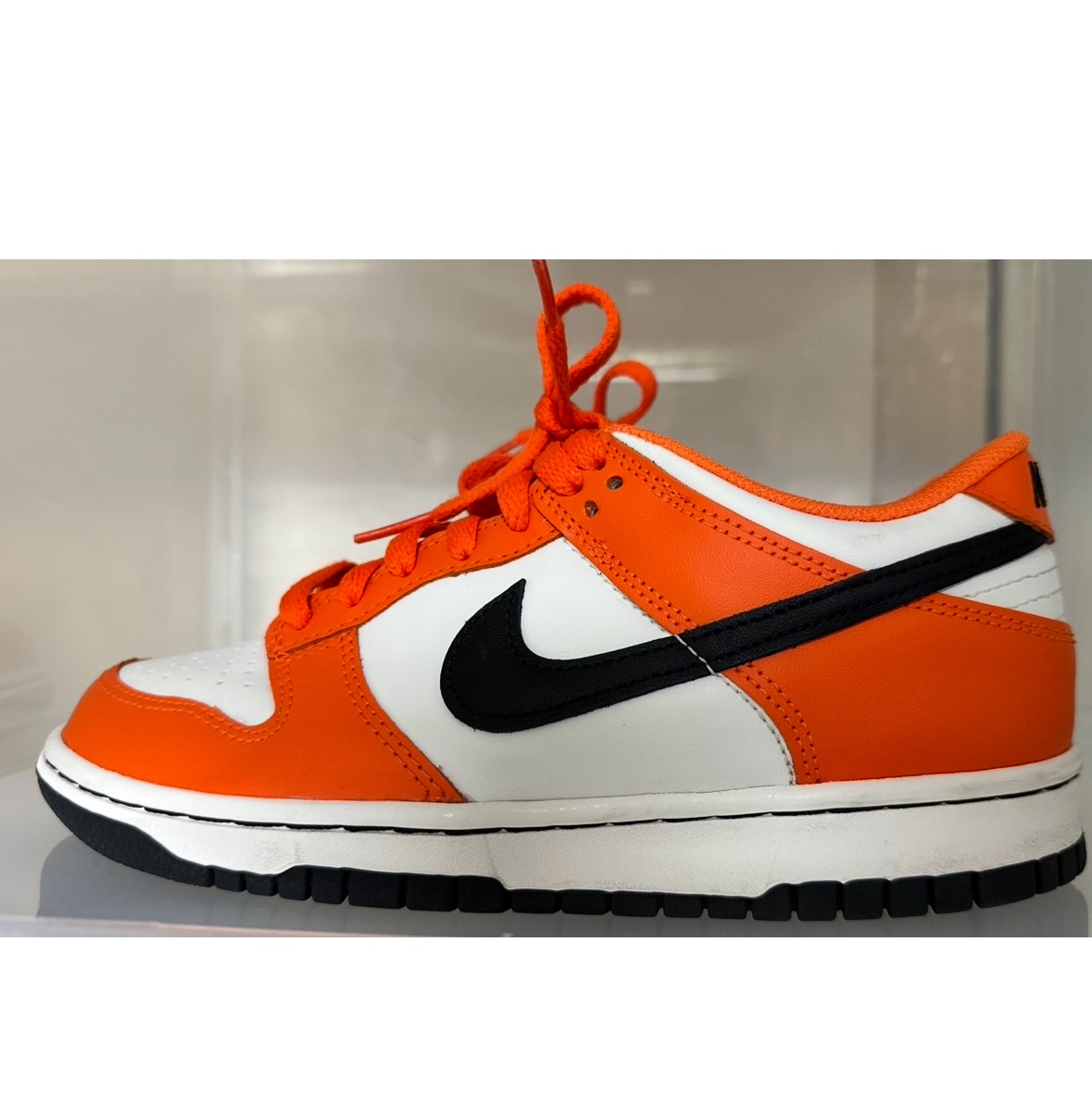 (GS) Nike Dunk Low Safety Orange, (W) Nike Dunk Low White and University Red 착용 스타일 - 1