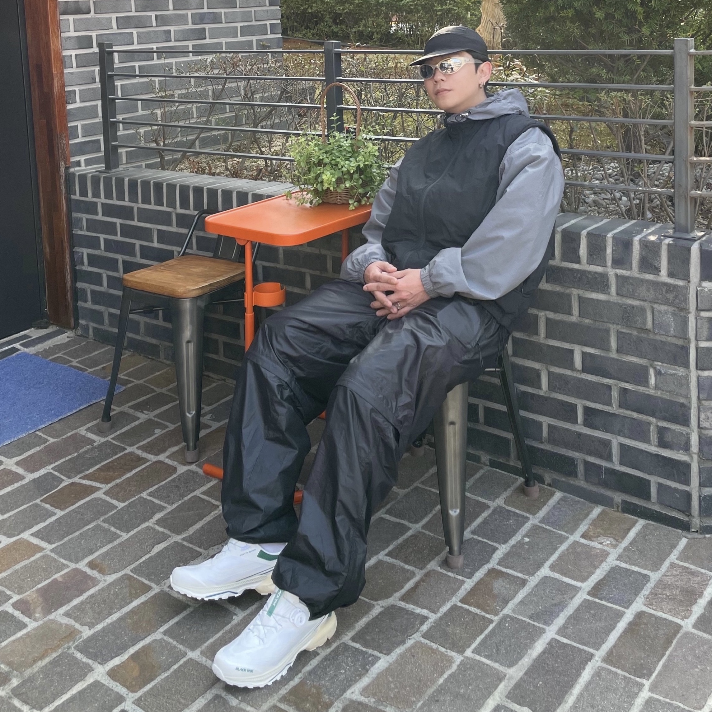 로아 하이킹 캡 블랙 착용 스타일 - 1