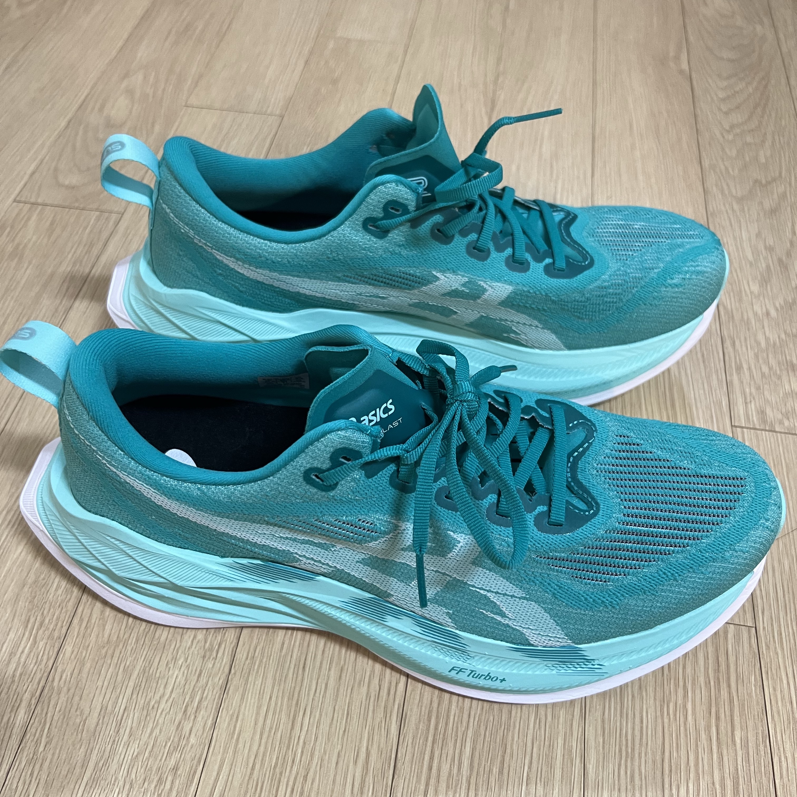 Asics Superblast 2 Wave Teal Illuminate Mint 착용 스타일 - 1