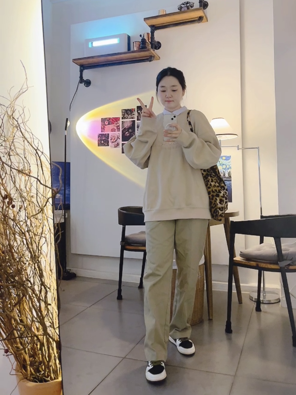 에센셜 와플 헨리 럭비 샌드 - 23SS, (W) 조던 1 x 트래비스 스캇 레트로 로우 OG SP 미디움 올리브 착용 스타일 - 1
