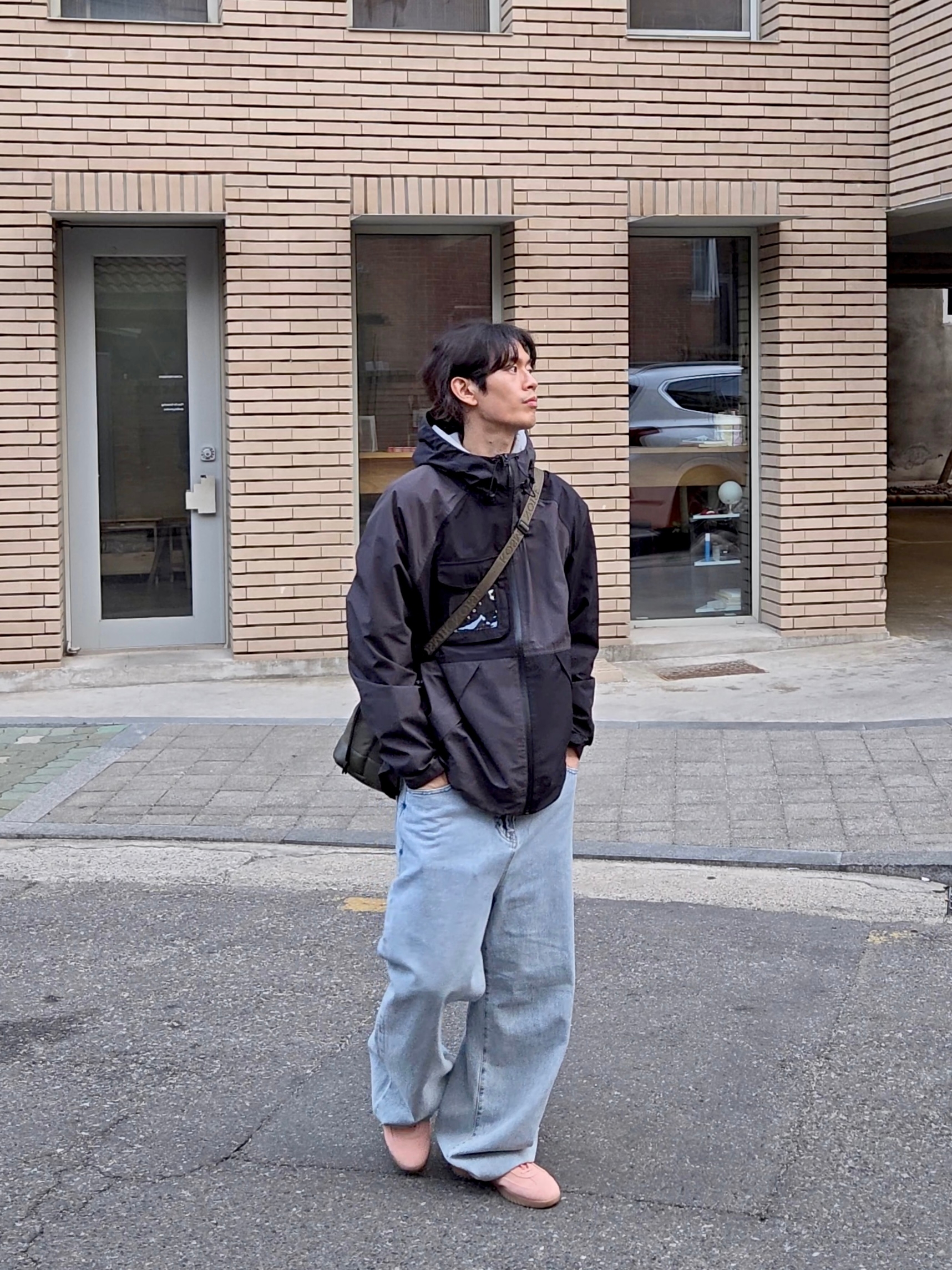 Converse Run Star Trainer Flamingo Fade Egret, GU x Undercover Shoulder Bag Olive 착용 스타일