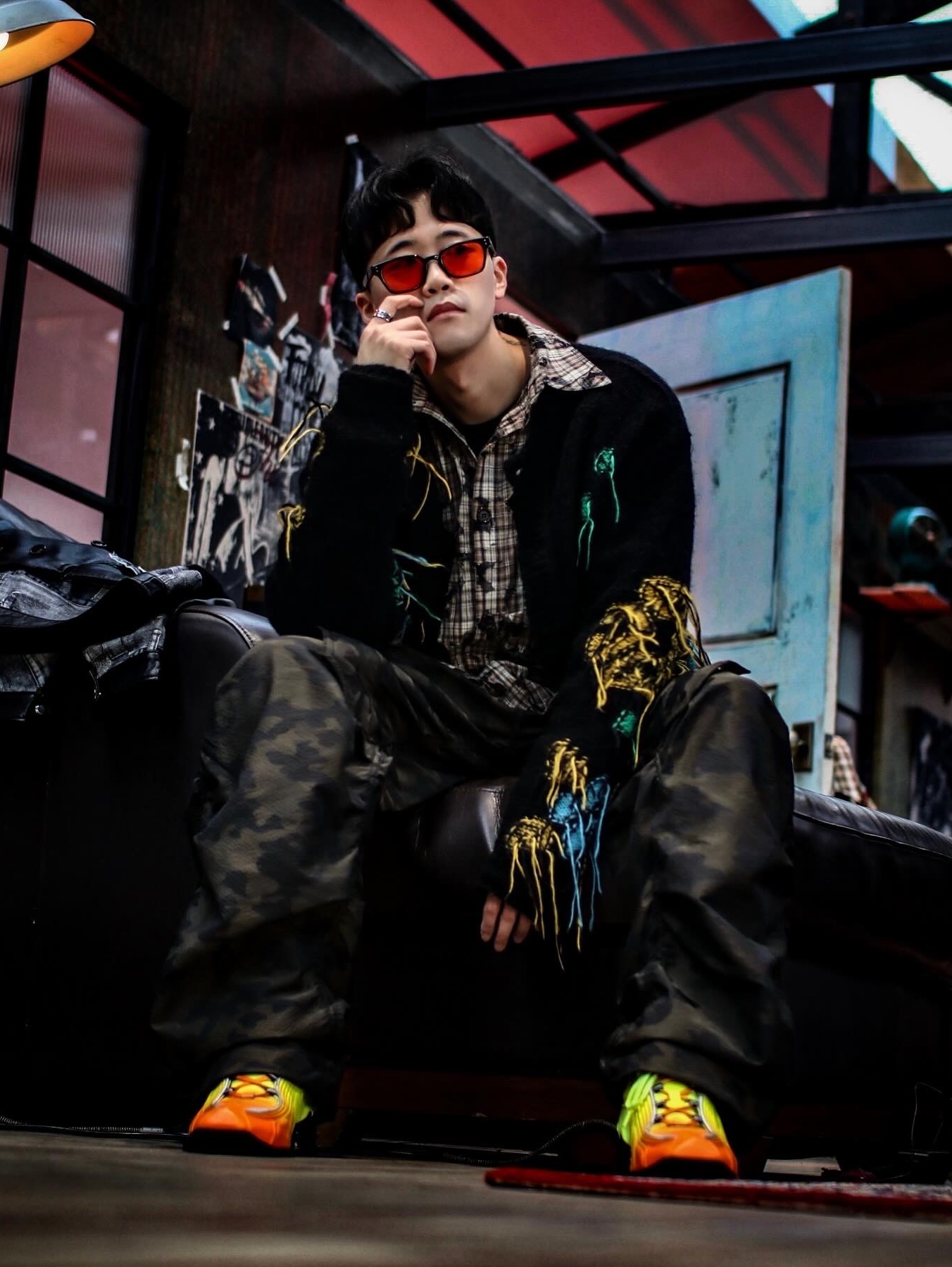 [KREAM 단독] ADSB Andersson Bell Macaron Intarsia Cardigan Black, Nike x Martine Rose Shox MR4 Safety Orange 착용 스타일 - 4