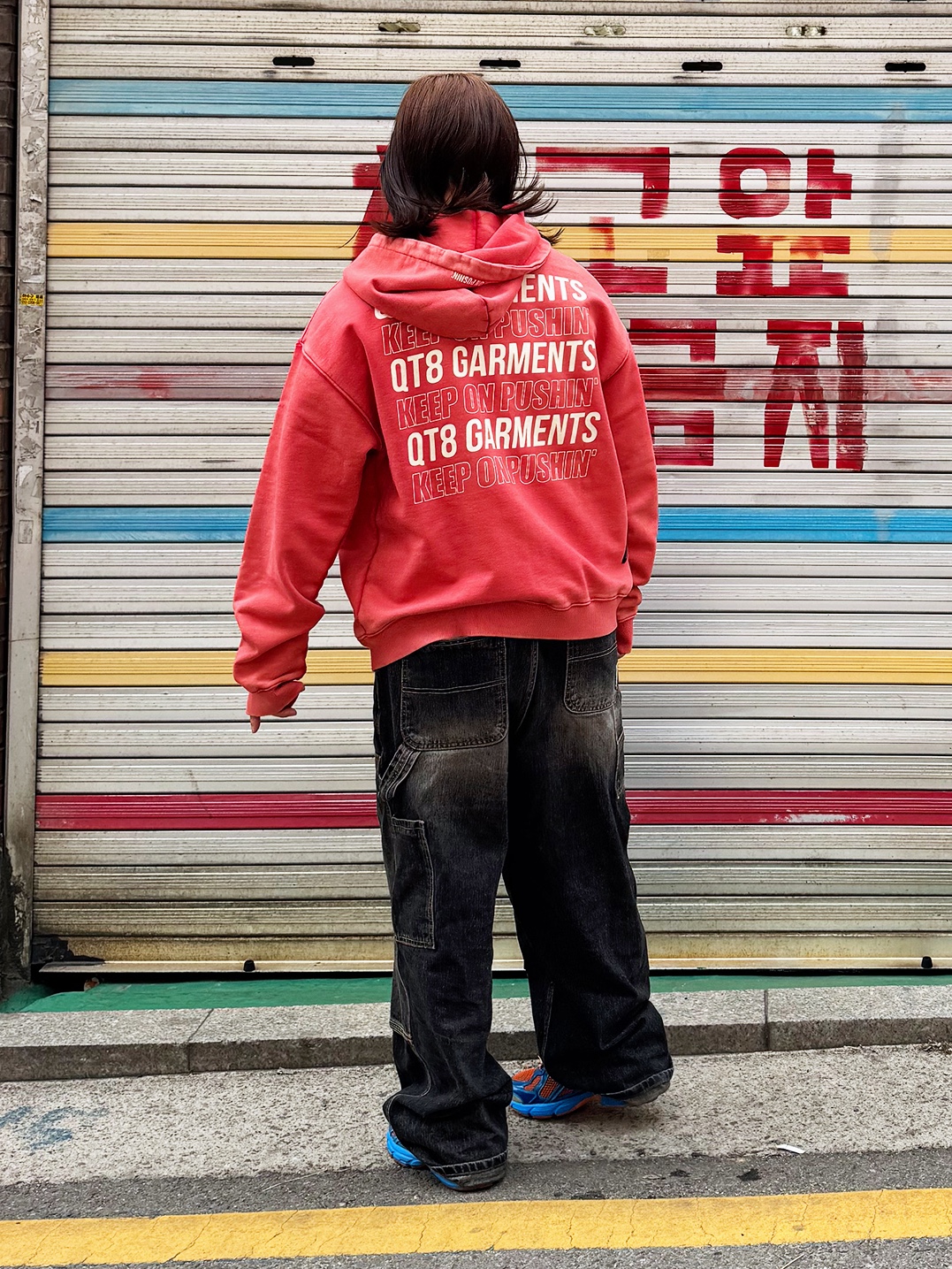 QT8 GARMENTS Slogan Washed Zip-up hoodie Red, QT8 GARMENTS Painted Double Knee Washed Pants Black 착용 스타일 - 3